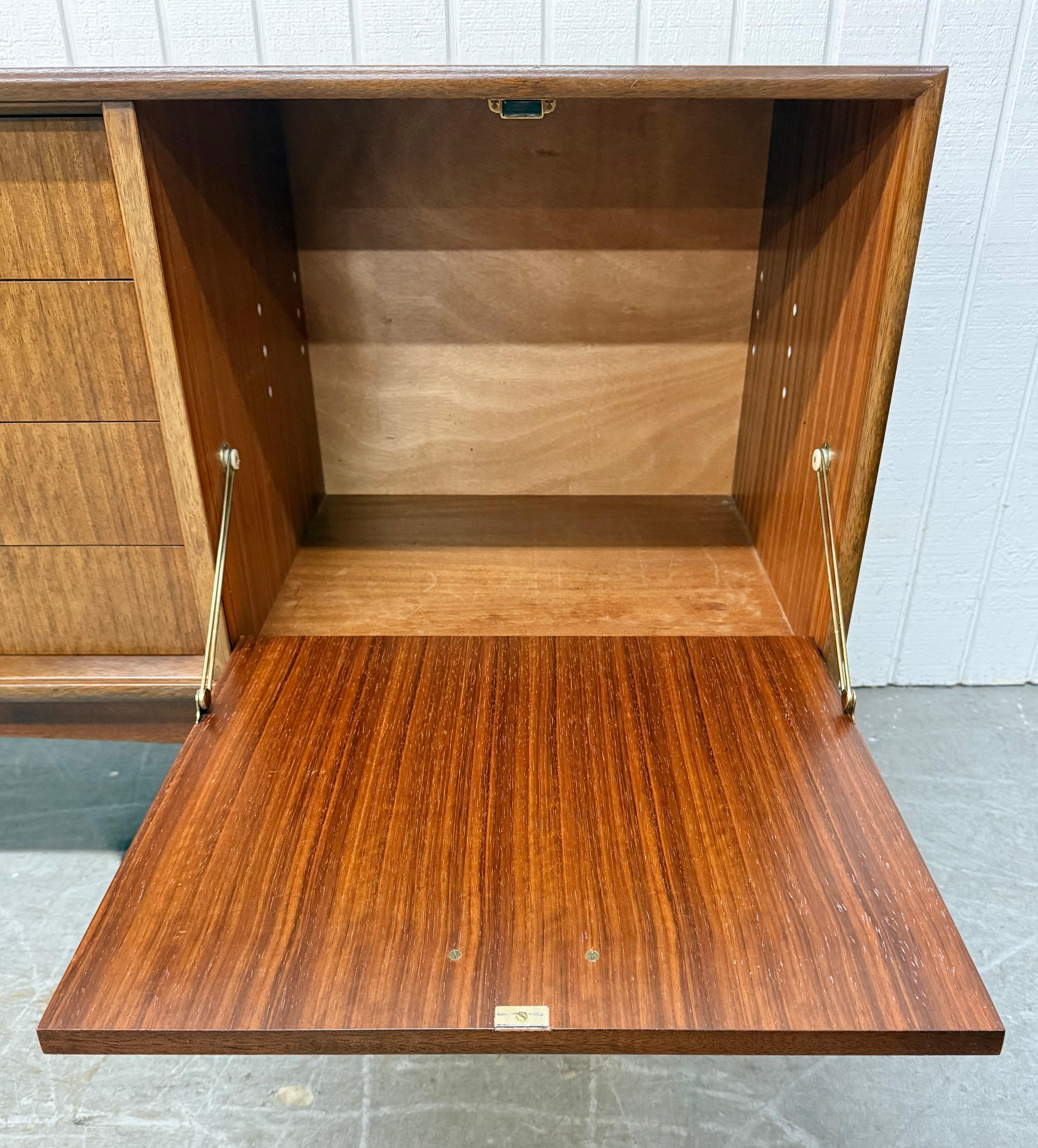 Mid-Century Modern G-Plan Nussbaum Sideboard im Angebot 1