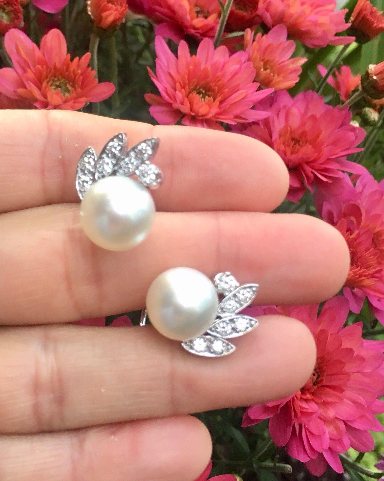 Stunning mid century 1950s 18 karat gold G VS brilliant diamond 11.7 mm cultured pearl earrings

The diamonds are beautiful 0.80 carats of G VS brilliant cuts , set in 18k gold (tested) surrounds featuring two approximately 11.7 mm pearls.

The