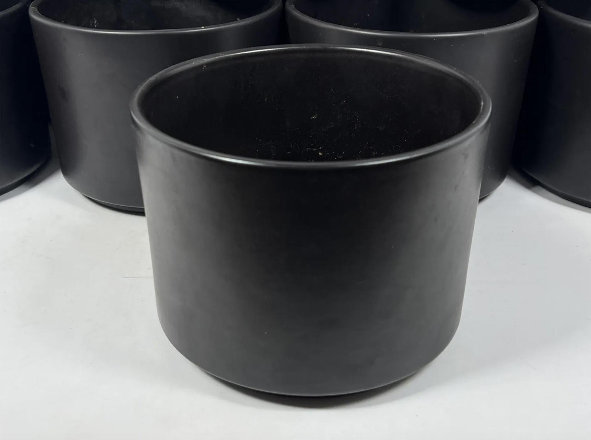 Vasi in ceramica Architectural Pottery di metà secolo, circa 1960, con smalto nero satinato. La maggior parte è etichettata sul fondo. Made in USA California. Si trova a NYC. 

(14) Disponibile (il prezzo si intende per articolo)

Dimensioni: 6