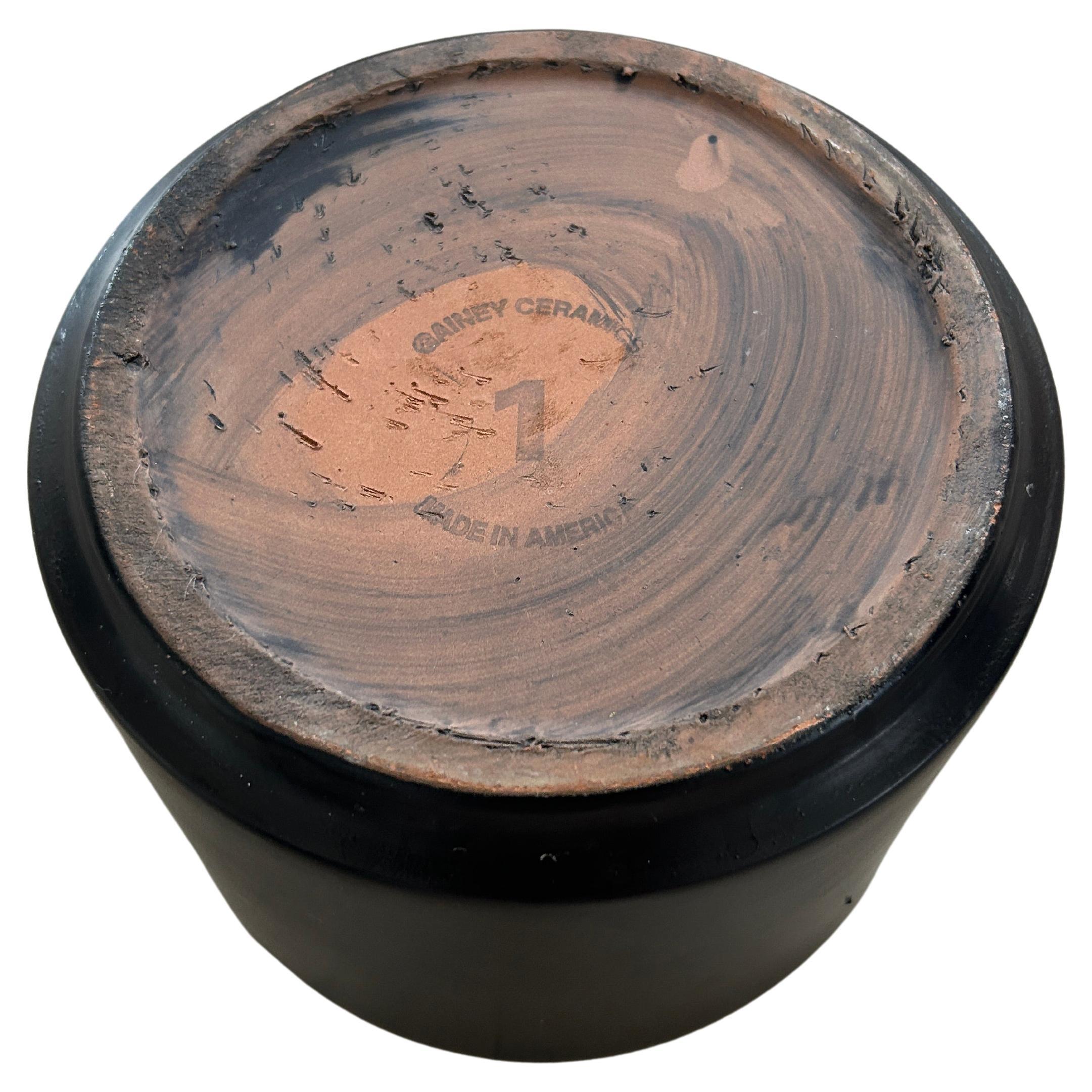 Fatto a mano Gainey Architectural Pottery, vaso in argilla di metà secolo, smaltato nero in vendita