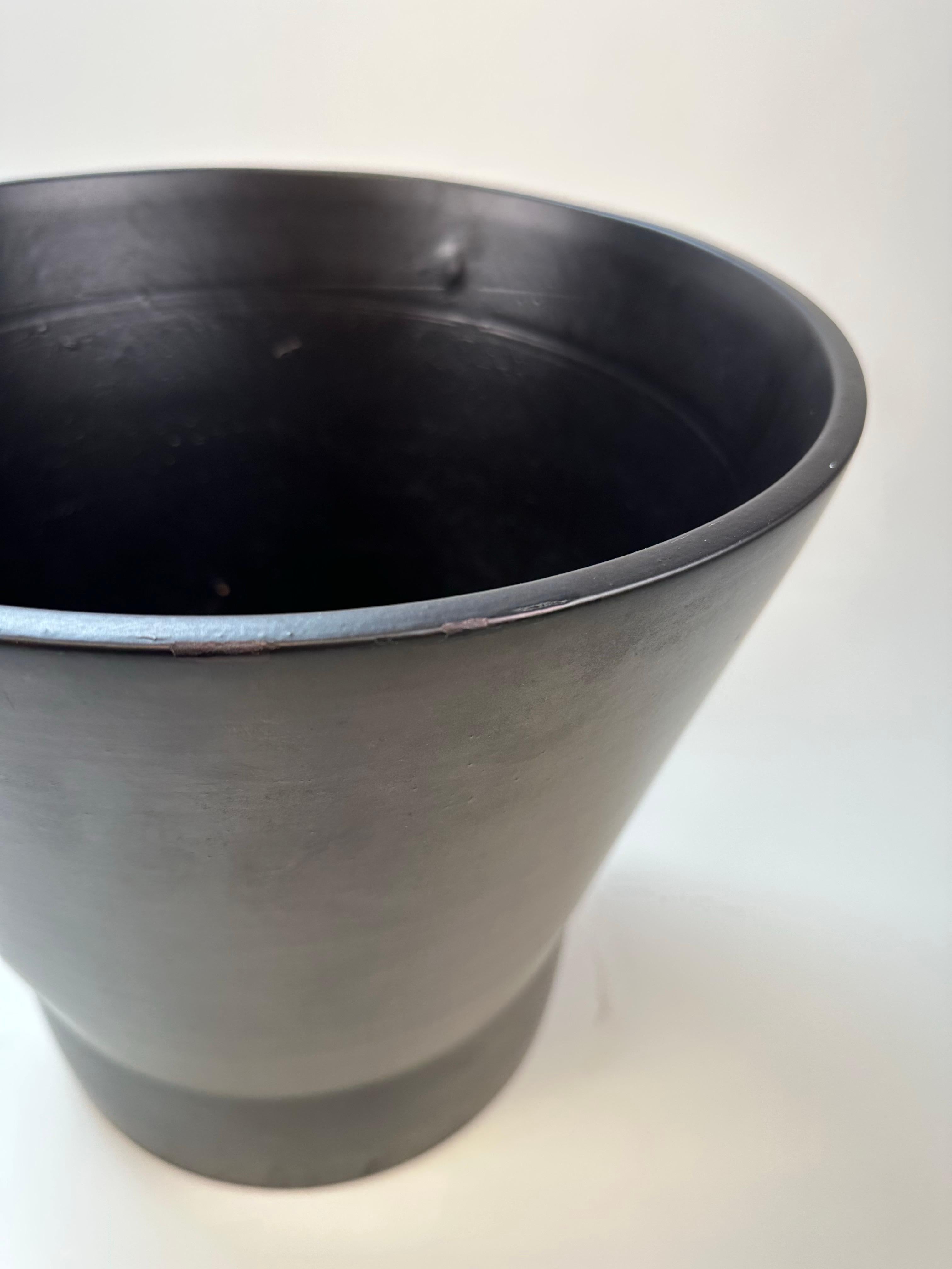 American Mid-Century Modern Gainey Ceramics Planter in Matte Black (Large Size) For Sale