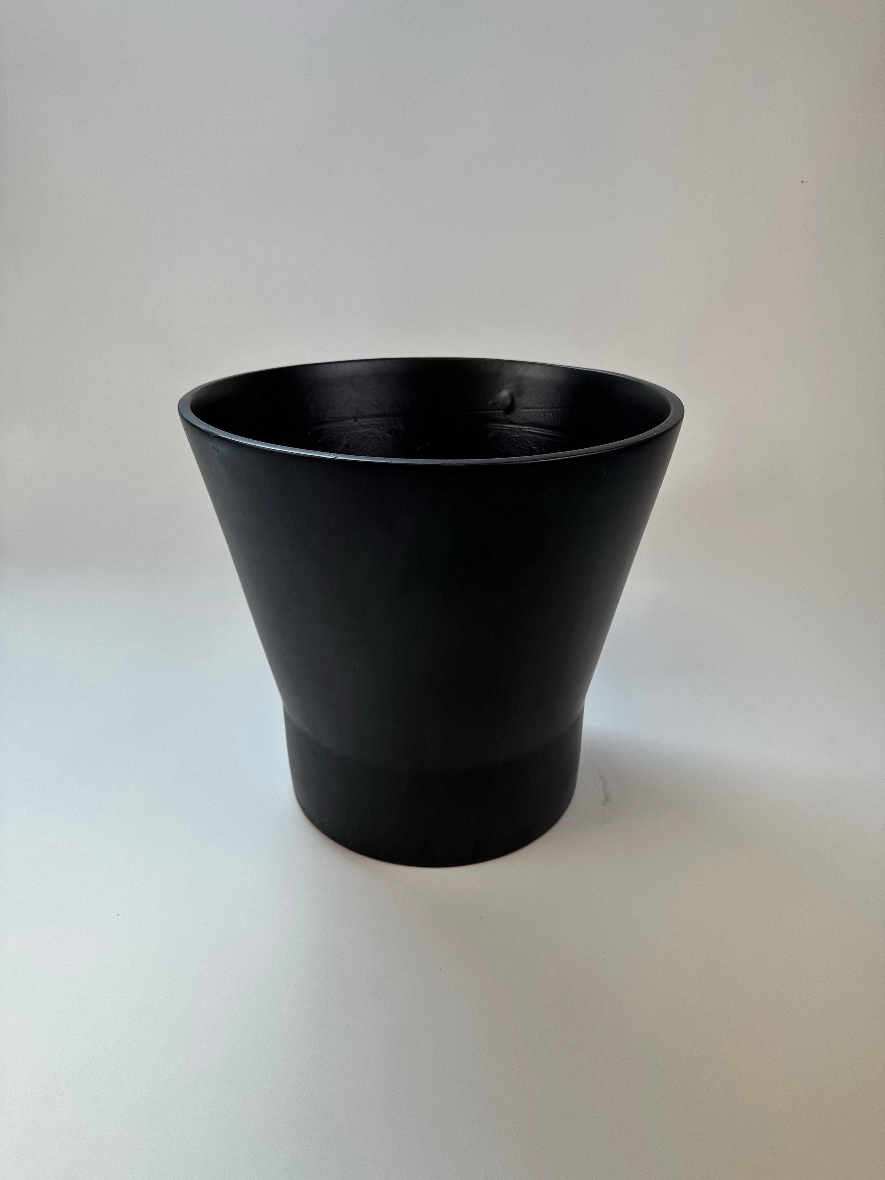 Glazed Mid-Century Modern Gainey Ceramics Planter in Matte Black (Large Size) For Sale