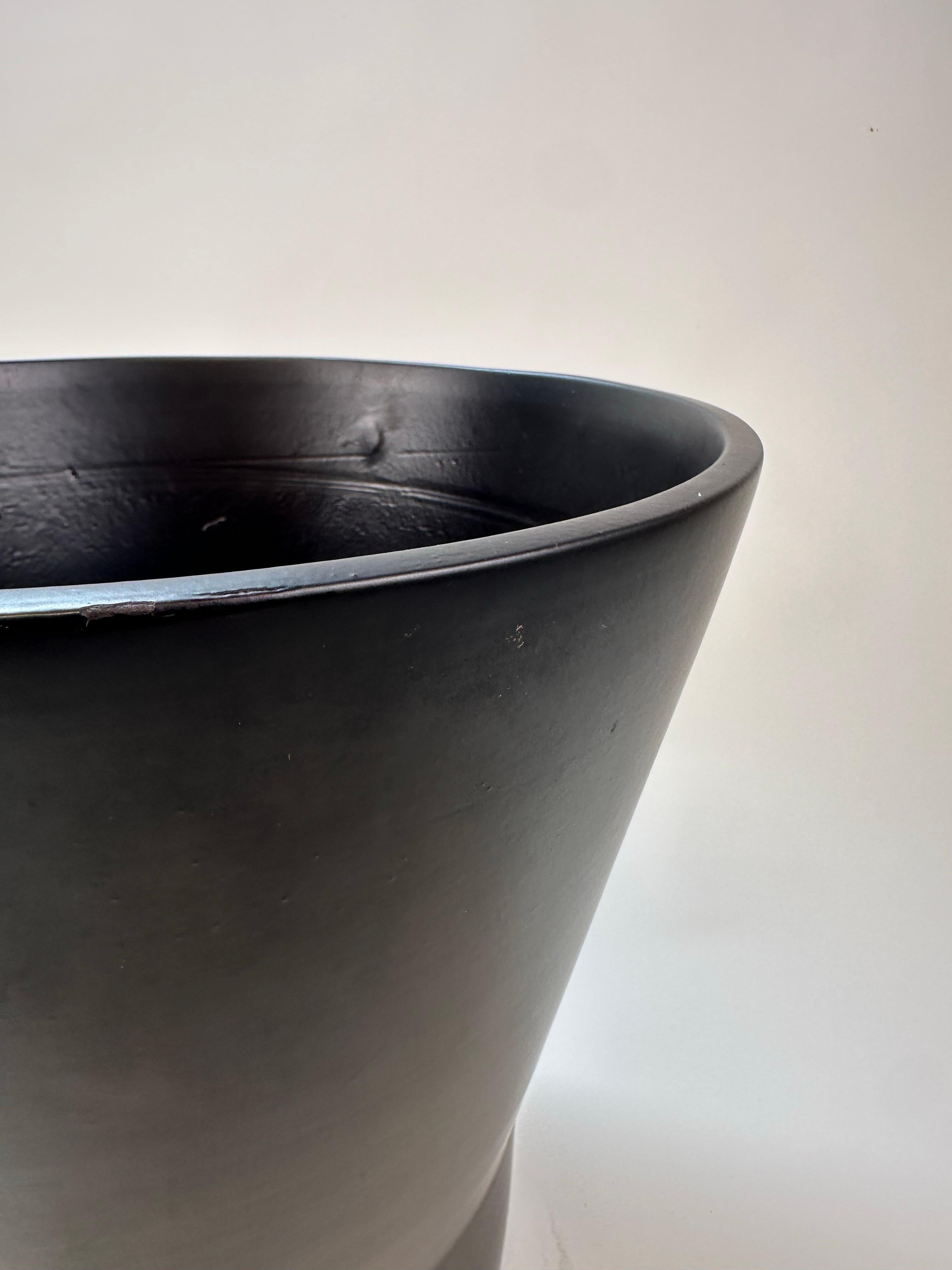 Mid-Century Modern Gainey Ceramics Planter in Matte Black (Large Size) In Excellent Condition For Sale In Southampton, NJ