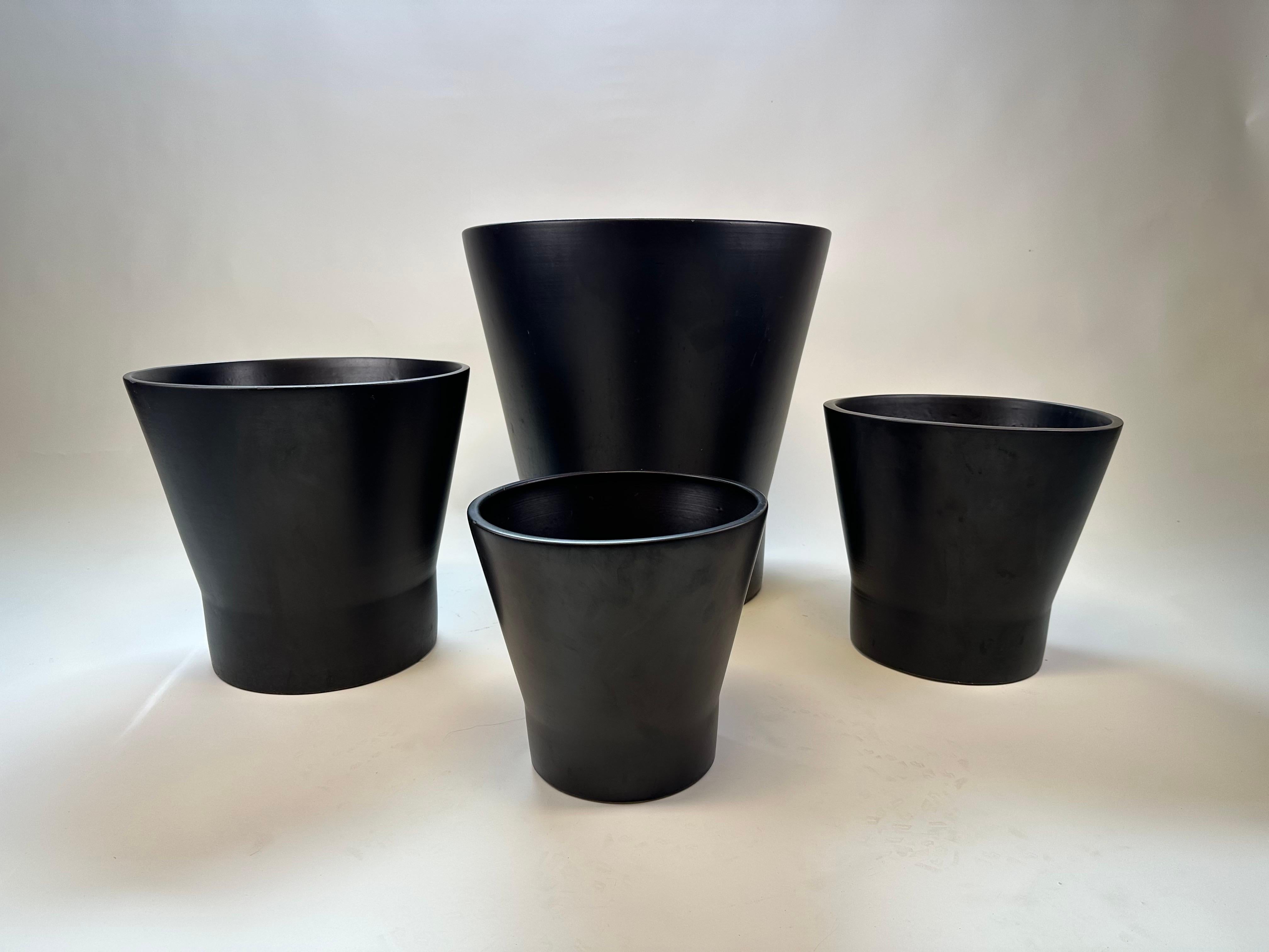 Mid-Century Modern Gainey Ceramics Planter in Matte Black (Large Size) For Sale 1