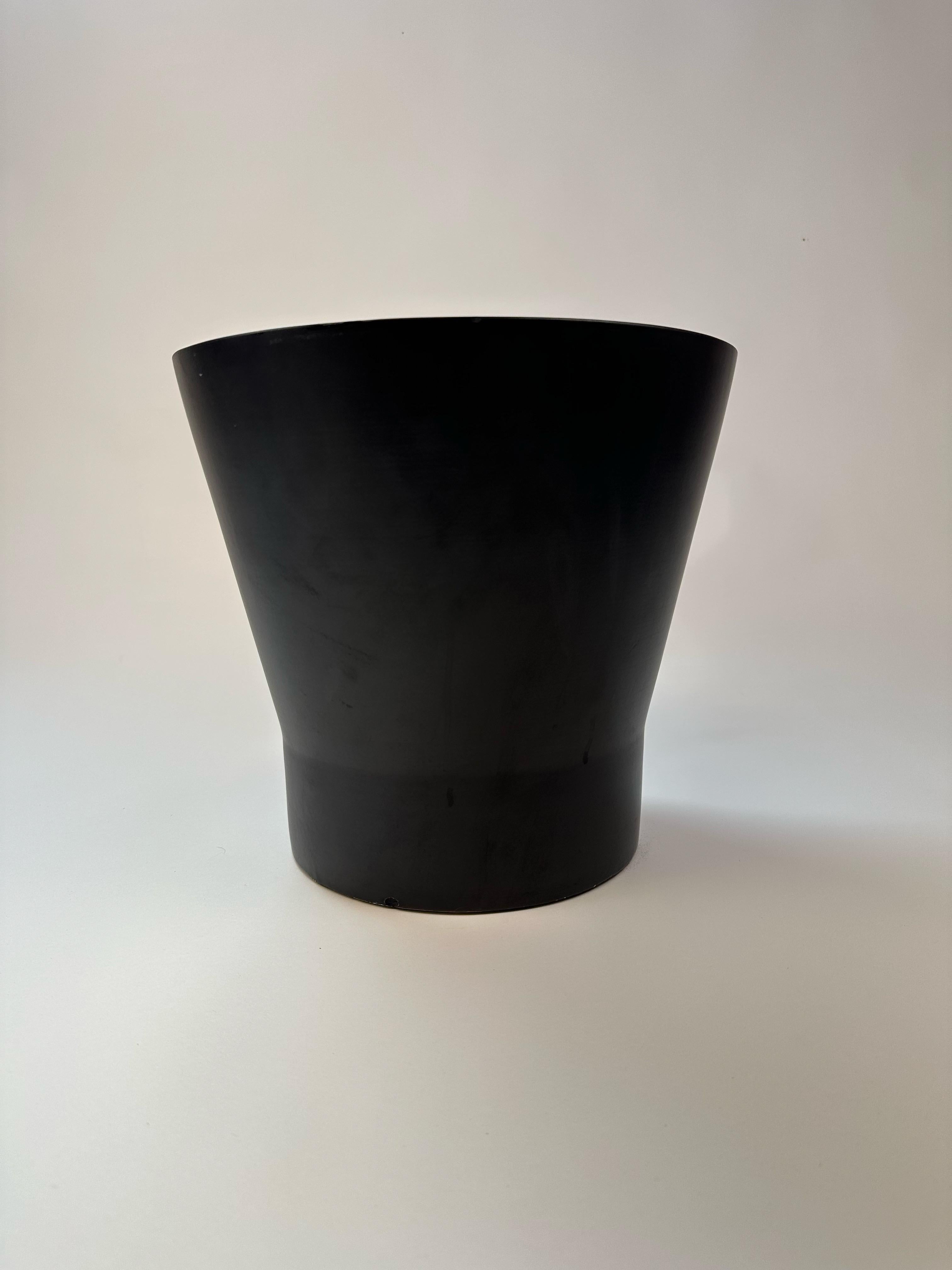 Dieser Pflanzkübel von Gainey Ceramics aus der Mitte des Jahrhunderts ist ein markantes Beispiel für zeitloses kalifornisches Design mit einer klaren, skulpturalen Silhouette und einer raffinierten, mattschwarzen Oberfläche. Seine dezent