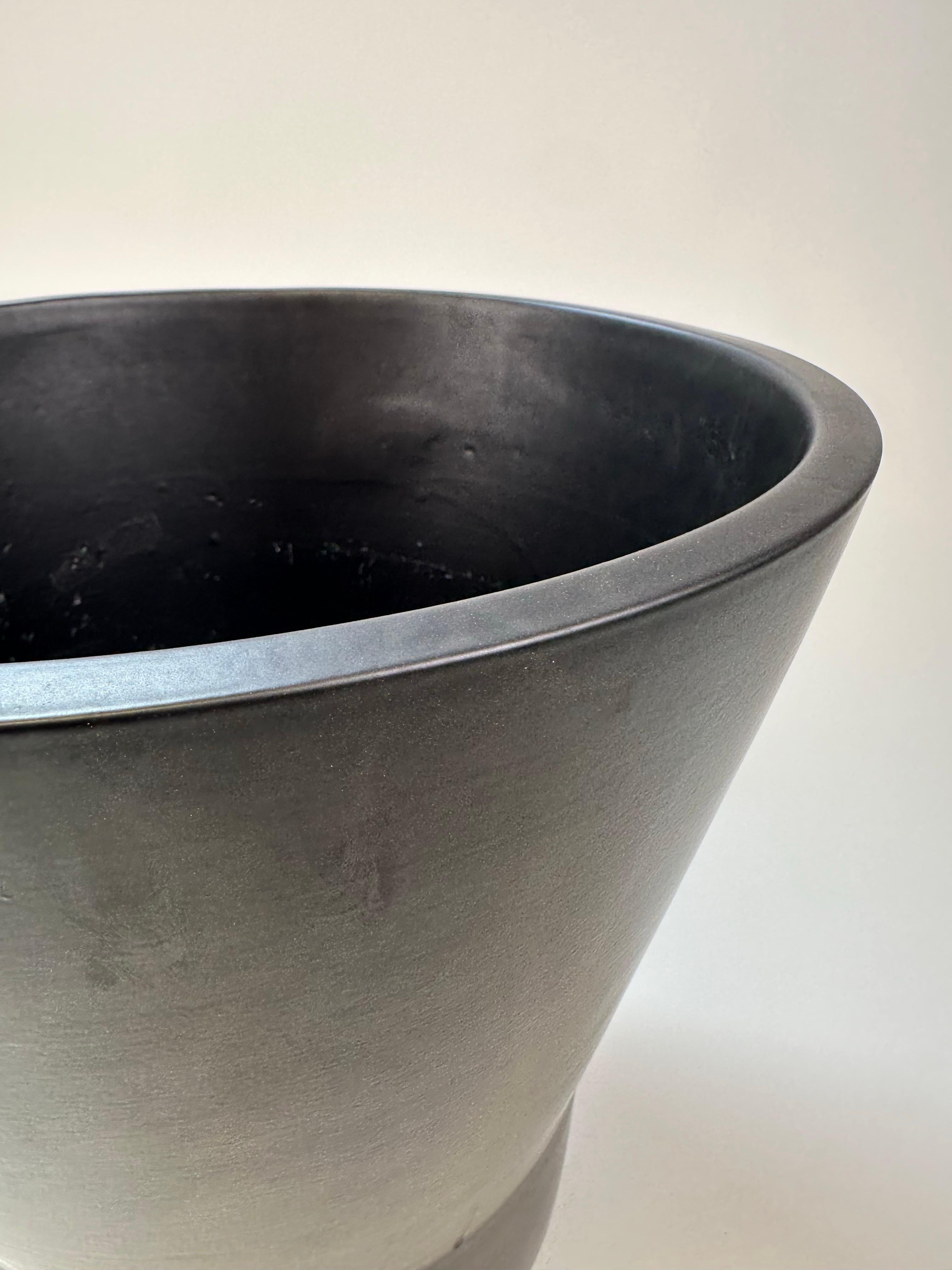 Gainey Keramik Pflanzgefäß aus der Jahrhundertmitte in Mattschwarz (mittlere Größe) (Moderne der Mitte des Jahrhunderts) im Angebot