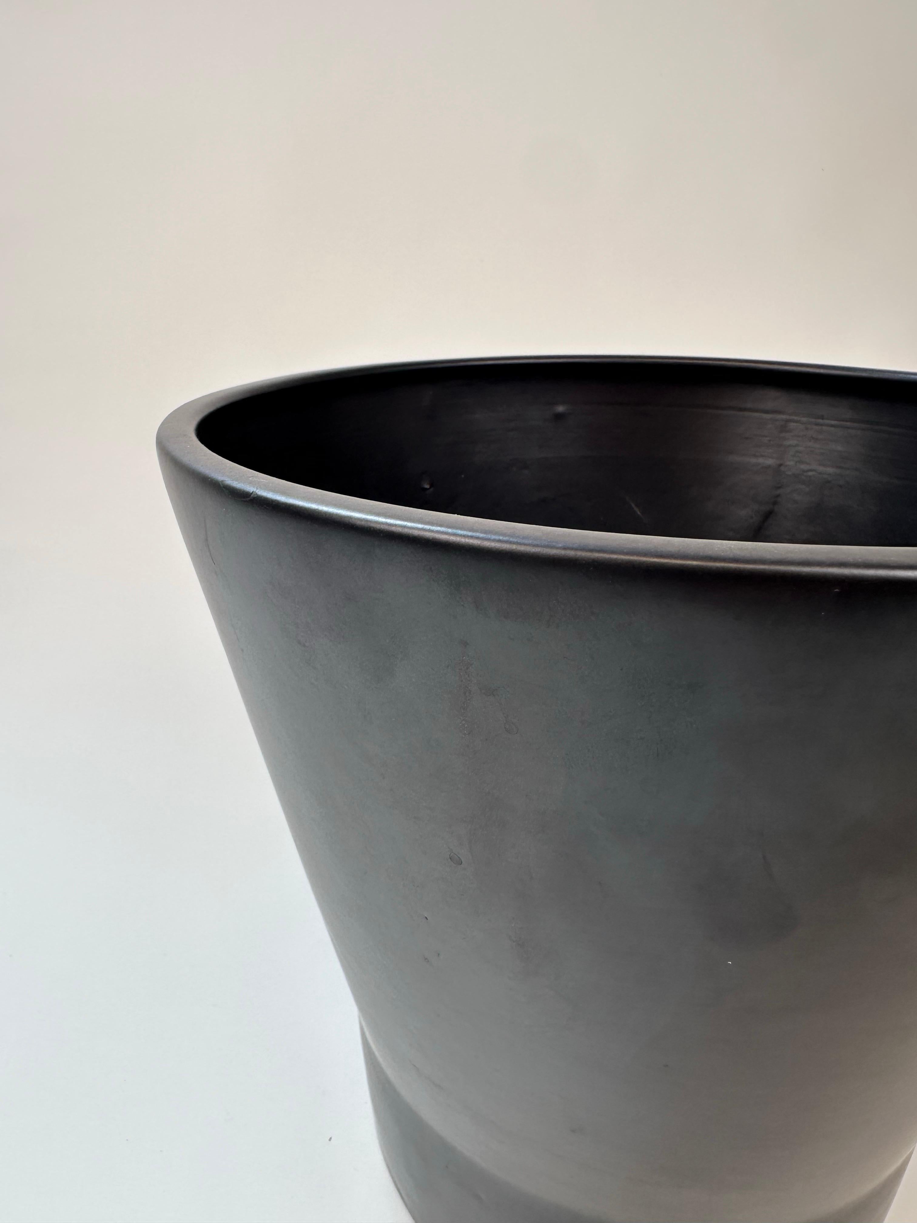 Mid-Century Modern Jardinière en céramique Gainey en noir mat (petite taille) en vente
