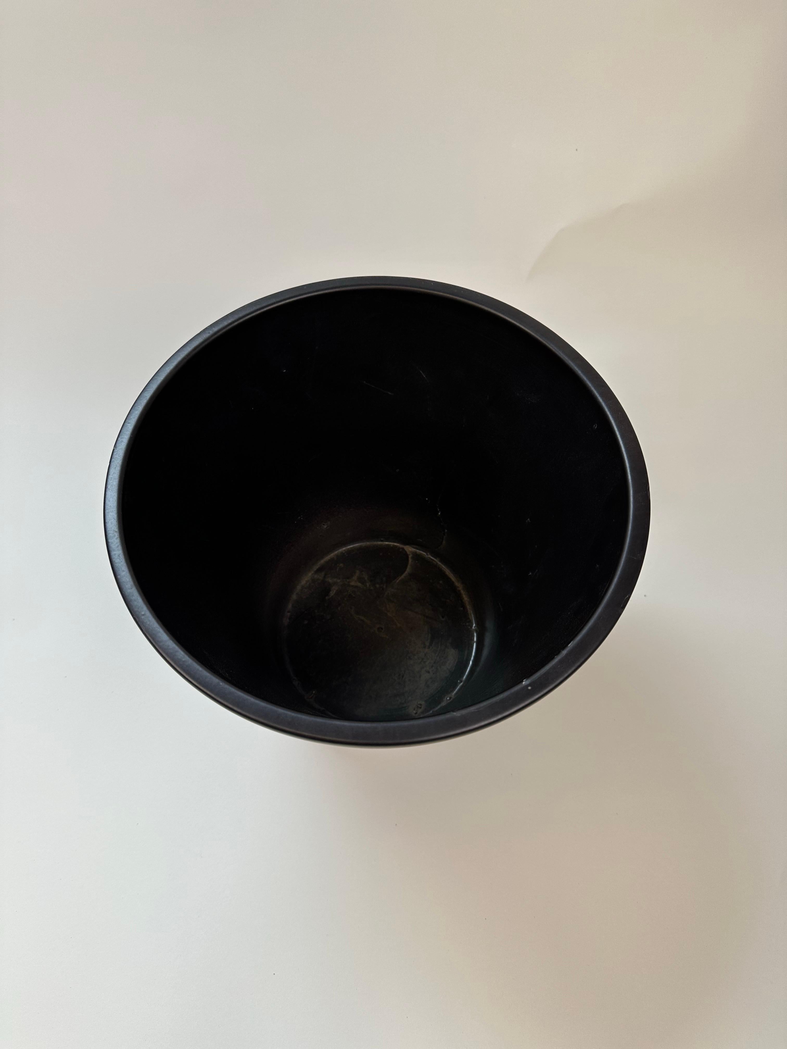 Vernissé Jardinière en céramique Gainey en noir mat (petite taille) en vente