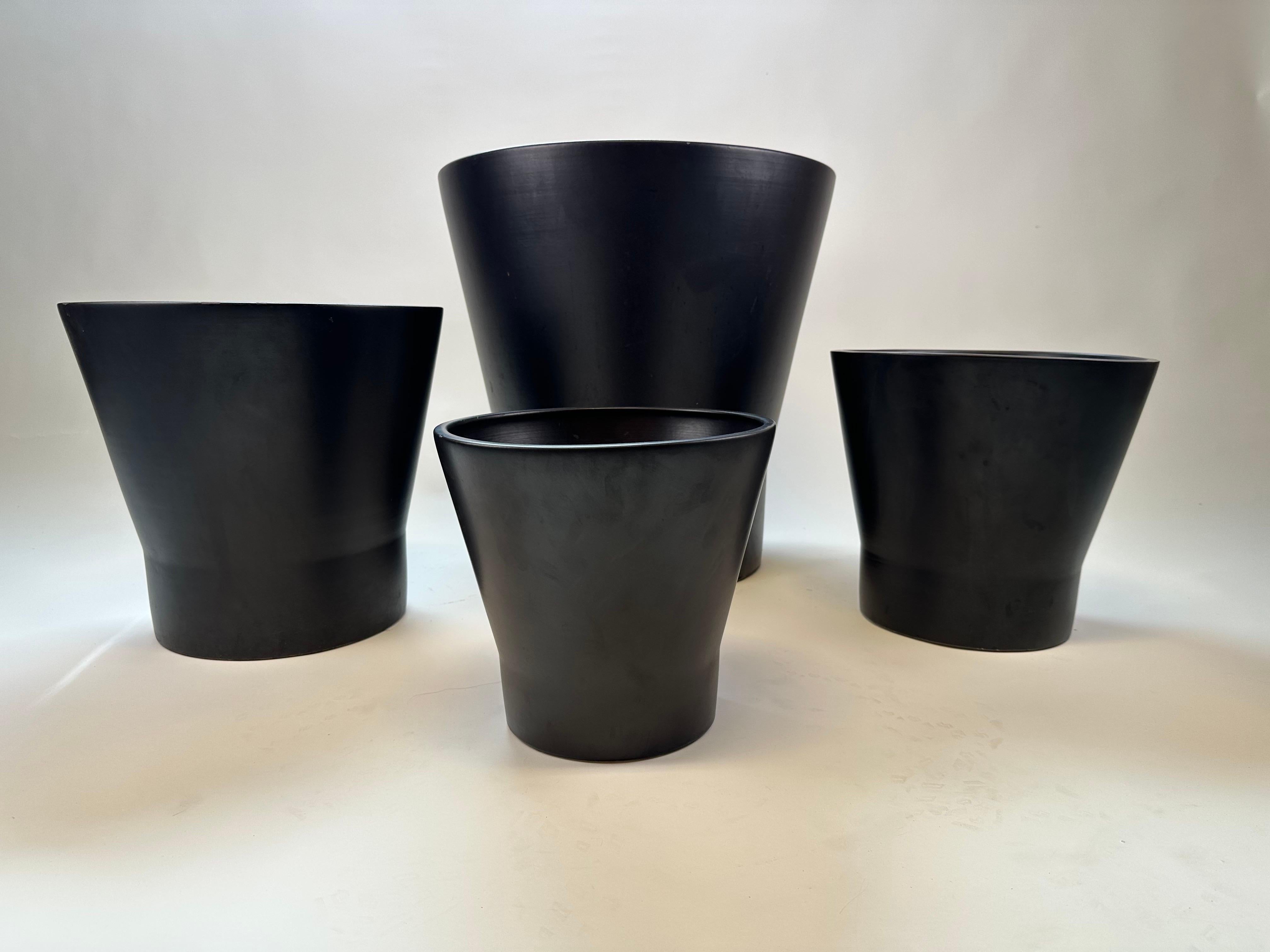 20ième siècle Jardinière en céramique Gainey en noir mat (petite taille) en vente