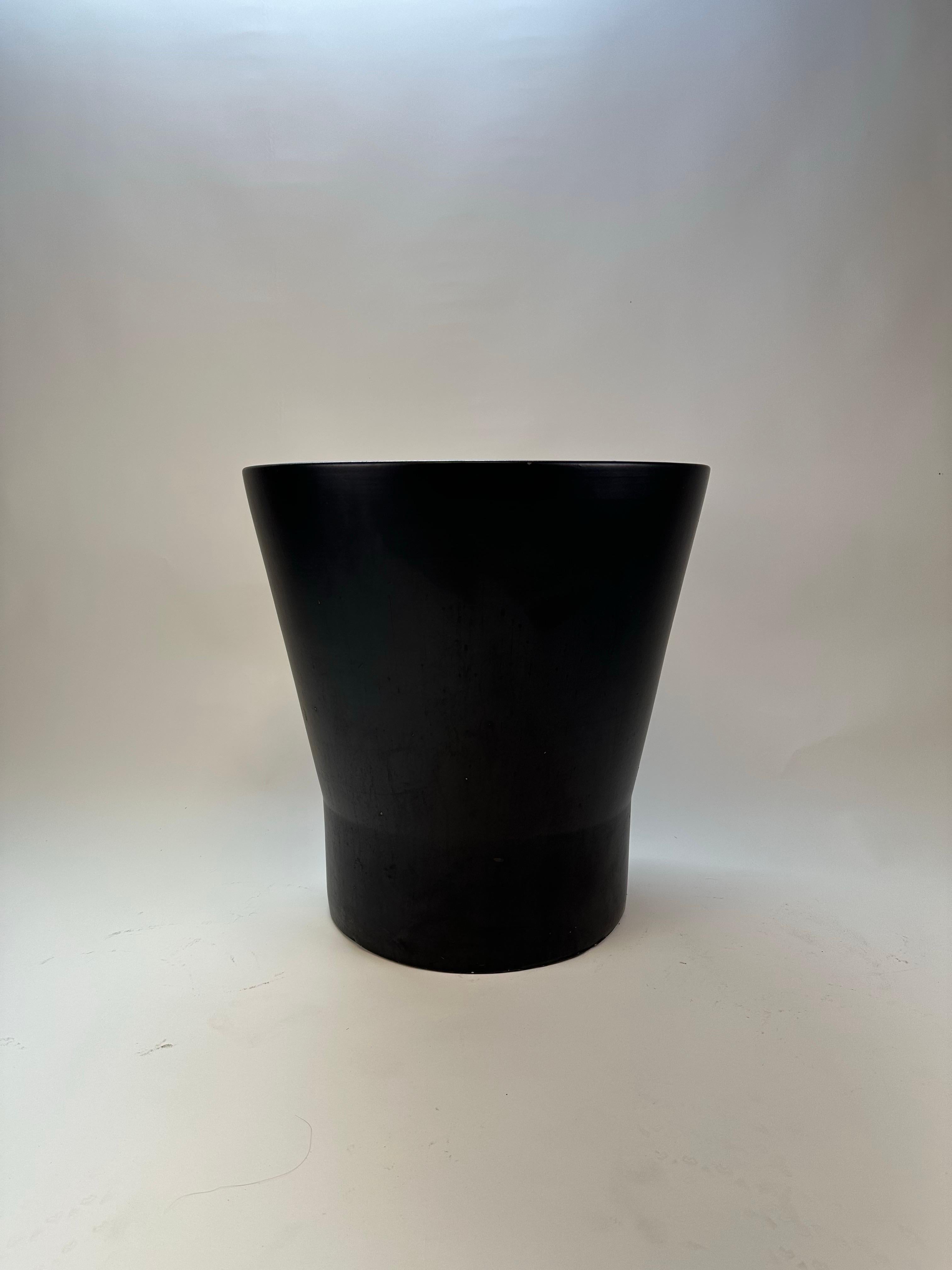 Exemple frappant du design californien intemporel, cette jardinière Gainey Ceramics du milieu du siècle présente une silhouette sculpturale épurée avec une finition noire mate raffinée. Sa forme subtilement évasée et effilée offre une simplicité