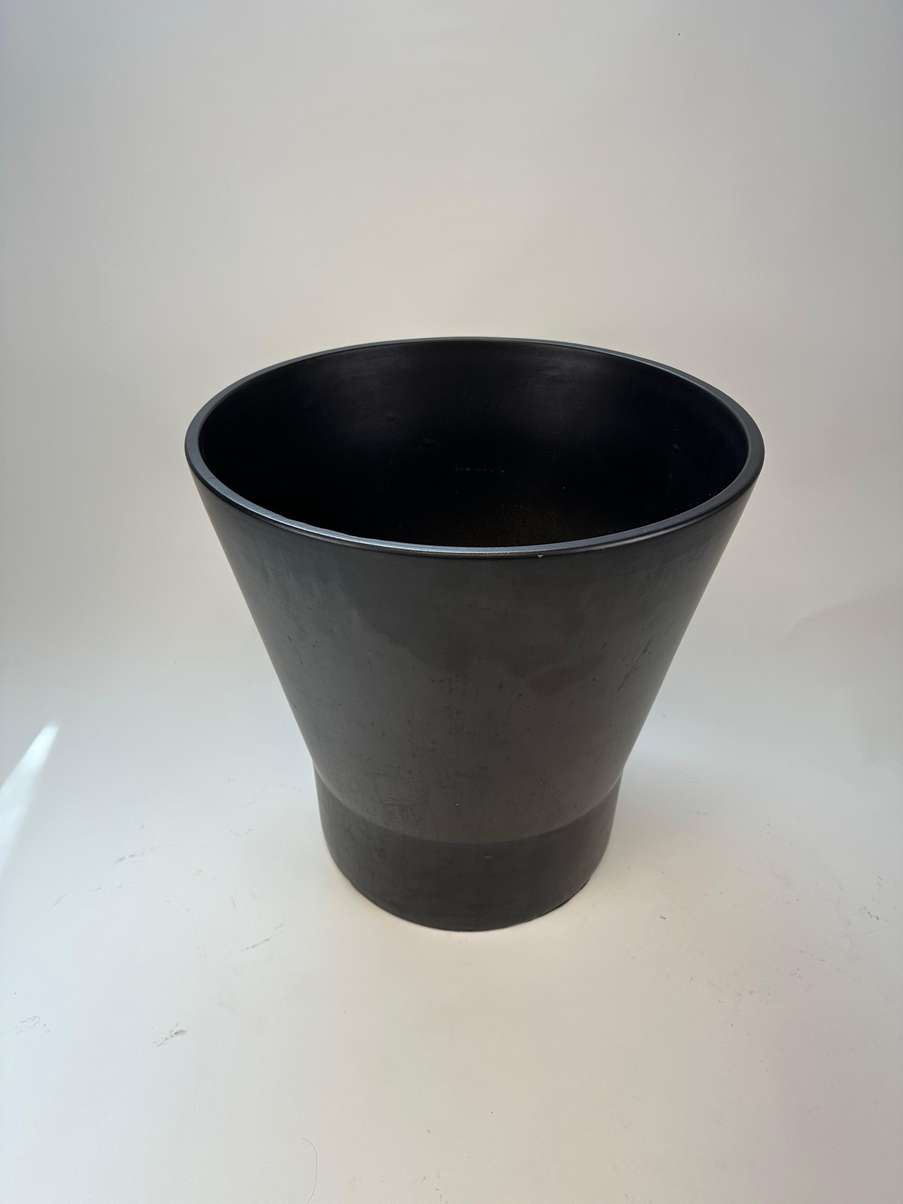 Mid-Century Modern Jardinière en céramique Gainey en noir mat (taille XL) en vente