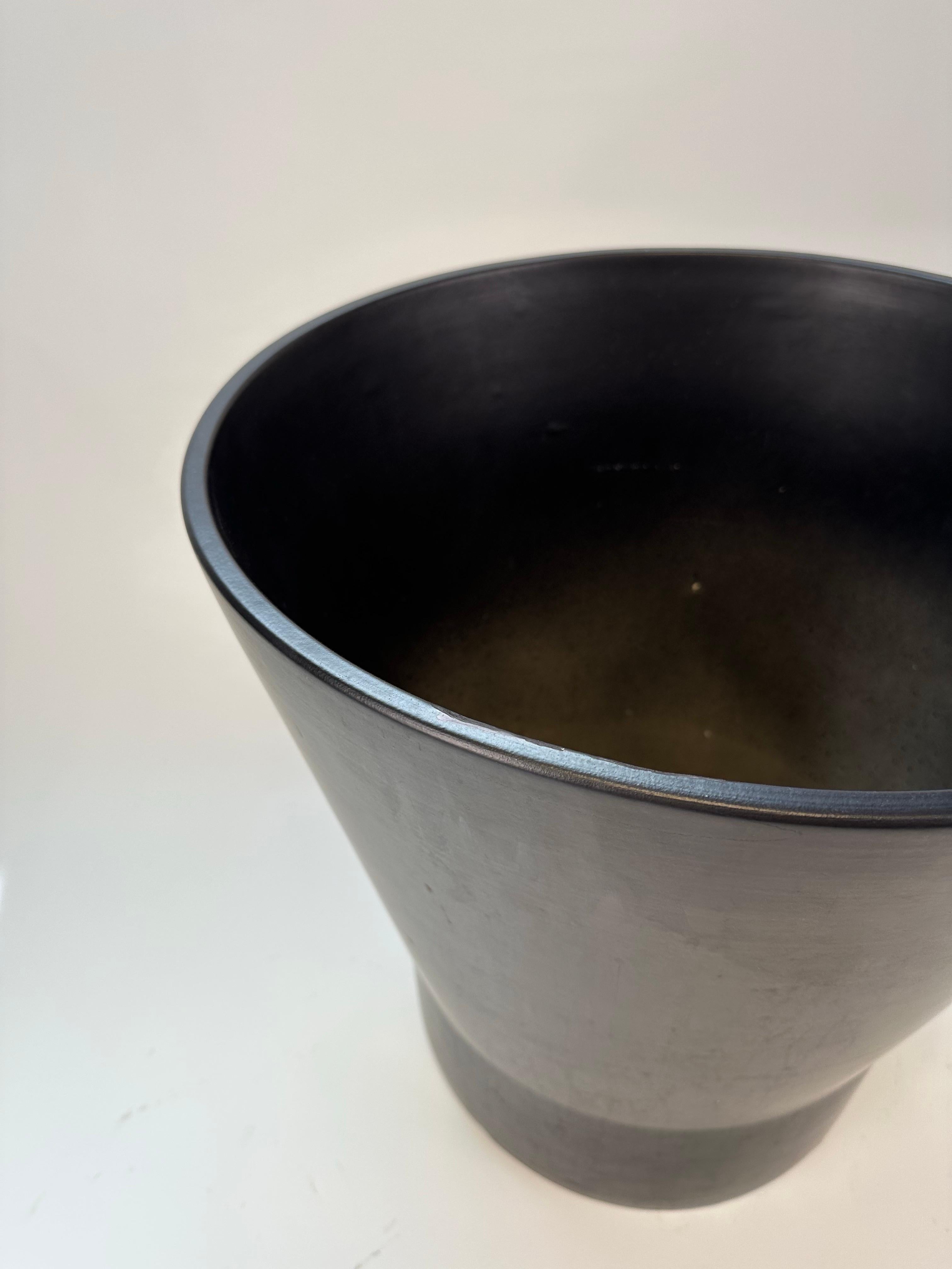 Américain Jardinière en céramique Gainey en noir mat (taille XL) en vente