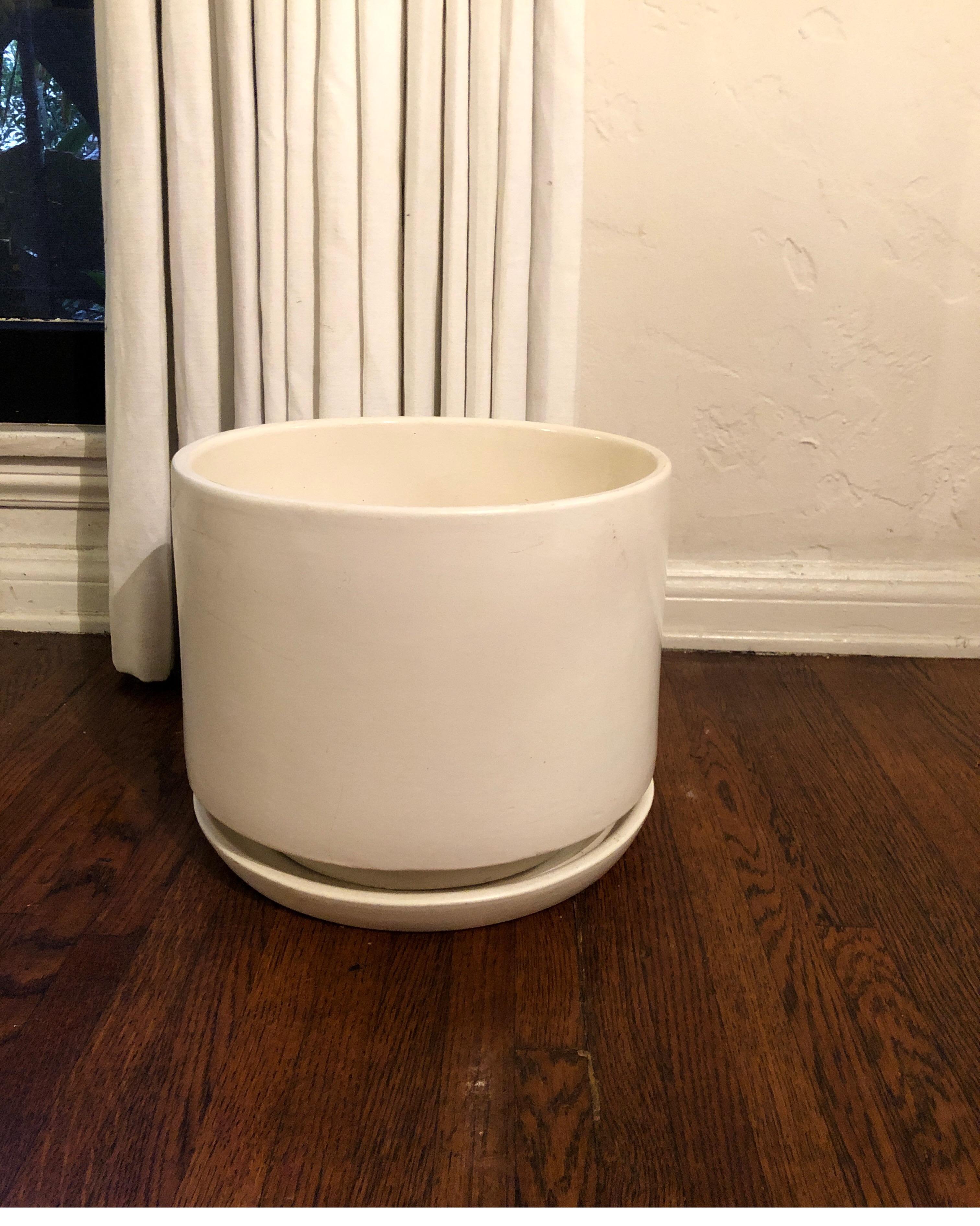 Authentic white Mid-Century Modern Gainey ceramic pot with base. Both pieces signed.
S 12
Overall great condition with no chips or cracks. Some minor scuffs. See pics.
