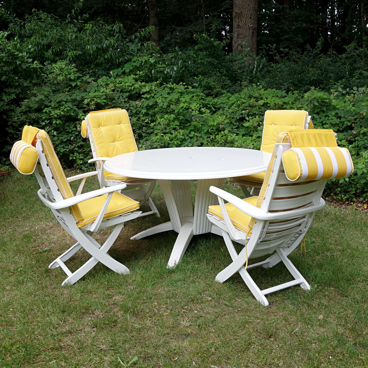 Wonderful set of 4 multi-position armchairs with cushions plus a round table designed and made by French luxury garden furniture specialist Triconfort.

The chairs are made of resin which is a very solid and durable material. These chairs are made