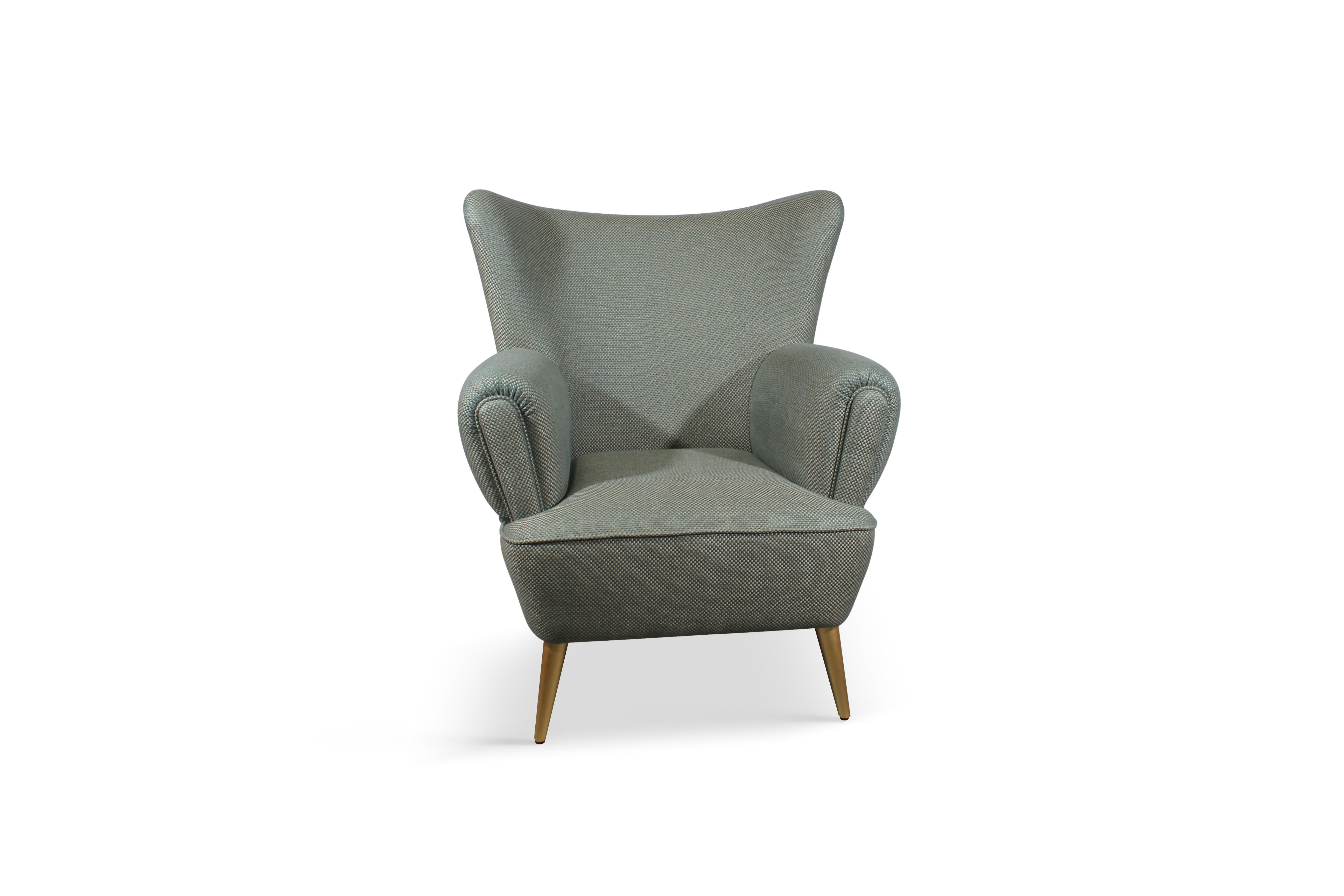 With a signature smile, an always perfect hair and makeup epitomizing the golden age of old Hollywood glamour, the head-turning Judy Garland was one of the 1950s cinematic royalties. The Garland Luxurious armchair is a midcentury piece inspired by
