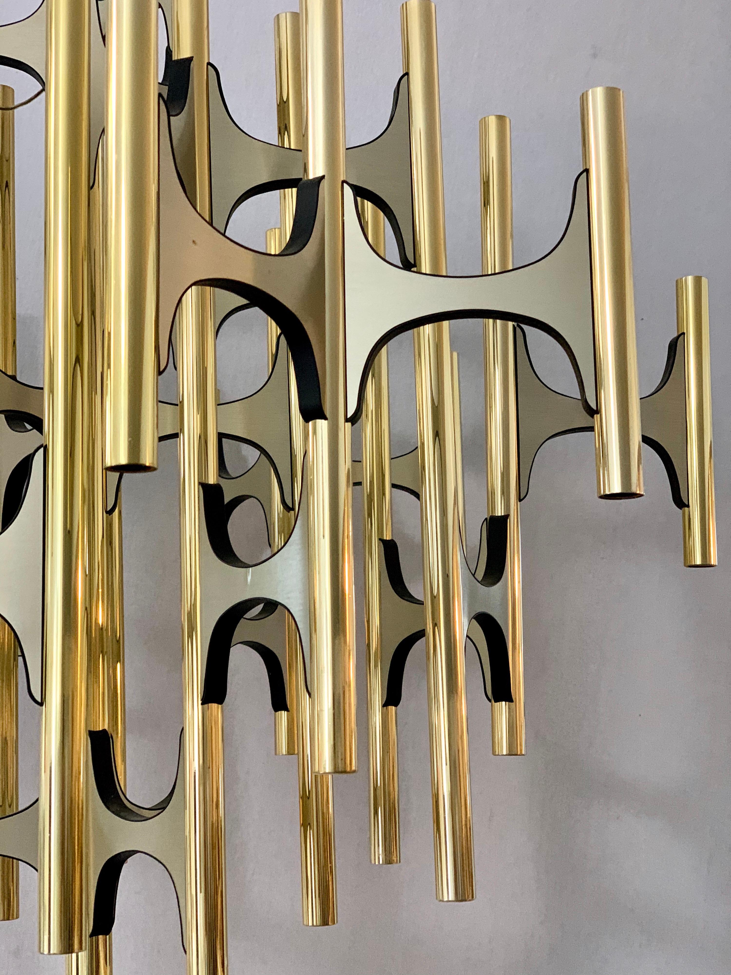 Mid-Century Modern Gaetano Sciolari Large Brass 52-Light Chandelier In Good Condition In West Hartford, CT
