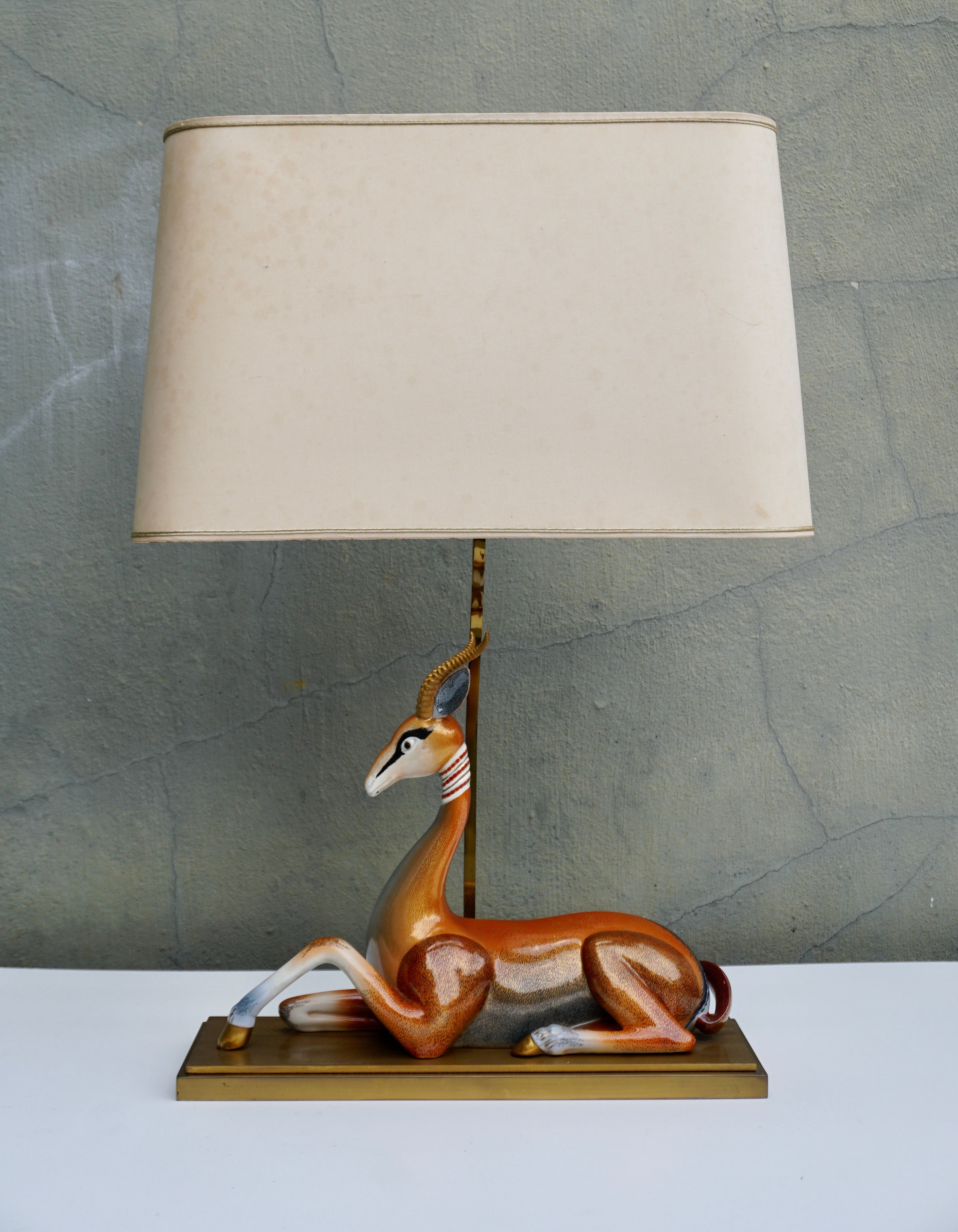 Antilope (Hippotragus niger) assise en porcelaine comme lampe. Fidèlement reproduit avec de belles variations de couleurs peintes.
Grande lampe de table en forme d'animal, de style moderne du milieu du siècle. Forme sculpturale en céramique