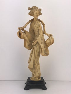 Moderne Geisha-Skulptur aus Harz mit schwarzem Laminatsockel aus der Mitte des Jahrhunderts, Italien, 1960er Jahre
