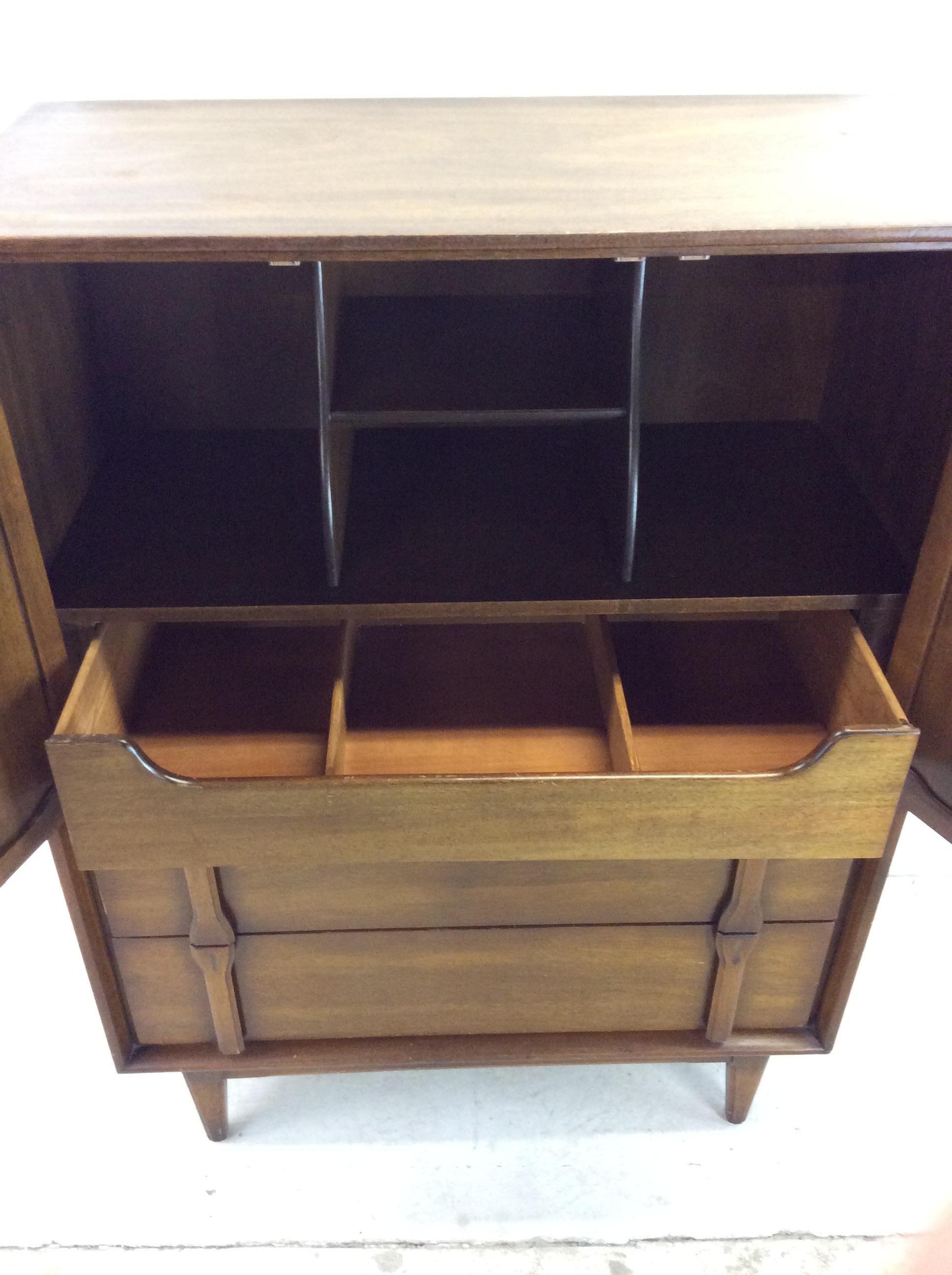 Mid-Century Modern Gentleman's Chest with 3 Drawers For Sale 3