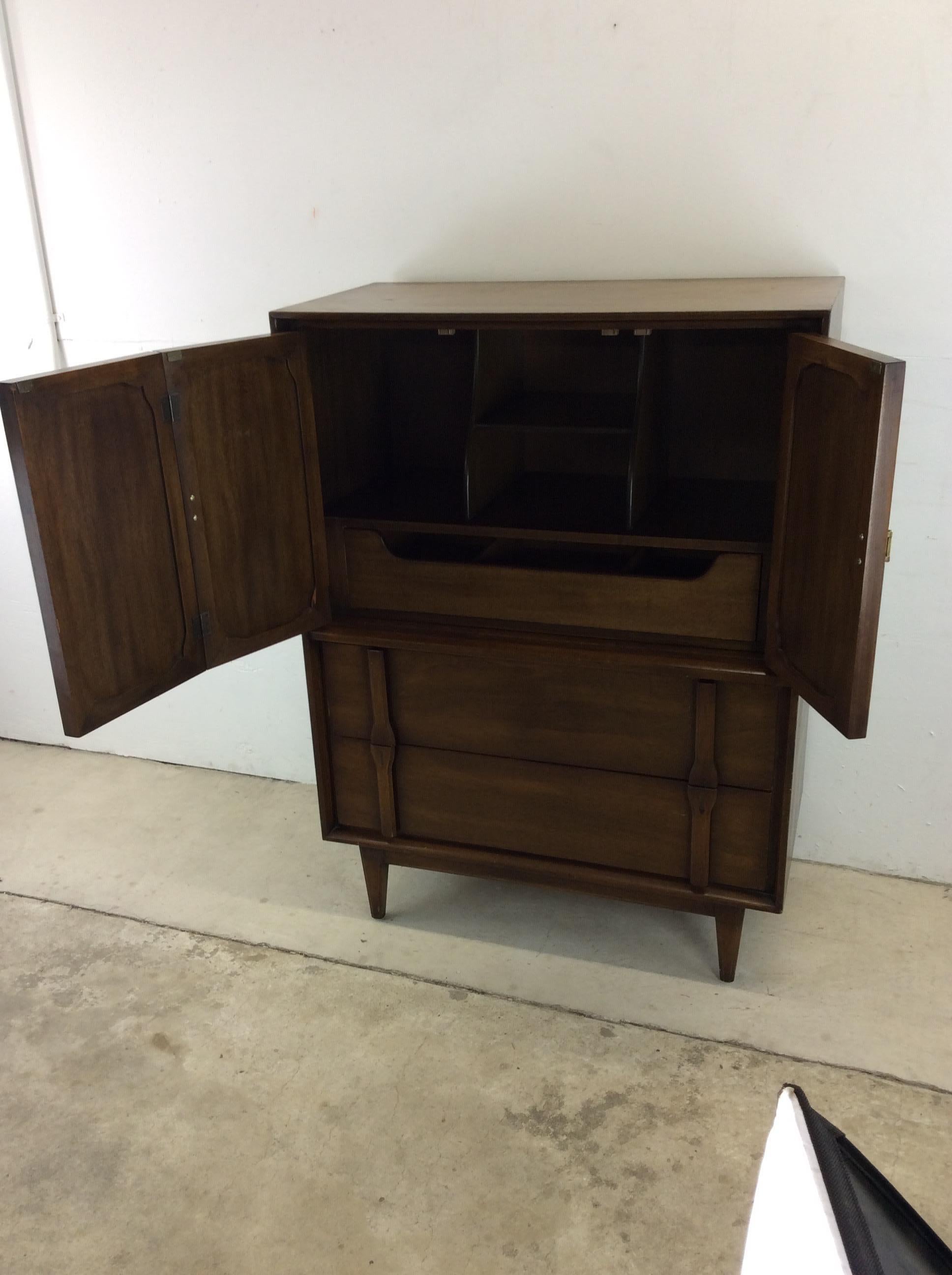 Mid-Century Modern Gentleman's Chest with 3 Drawers For Sale 1