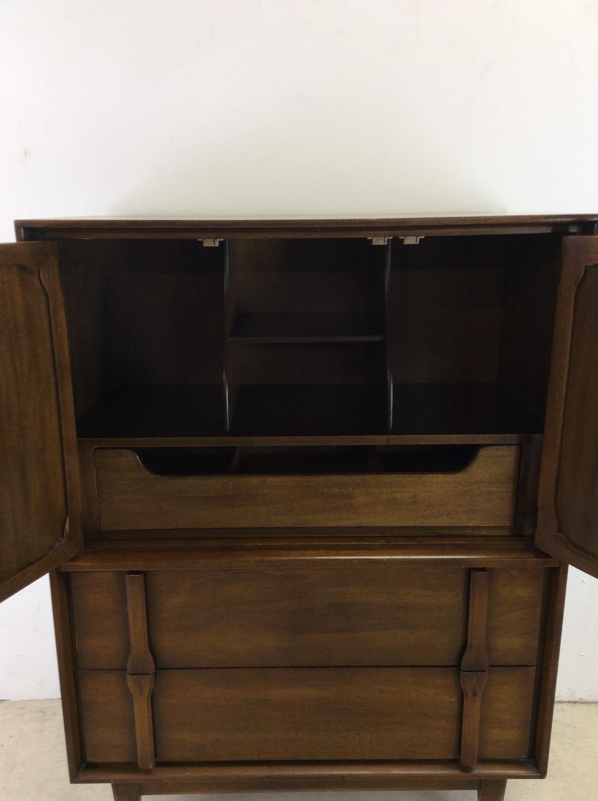Mid-Century Modern Gentleman's Chest with 3 Drawers For Sale 2