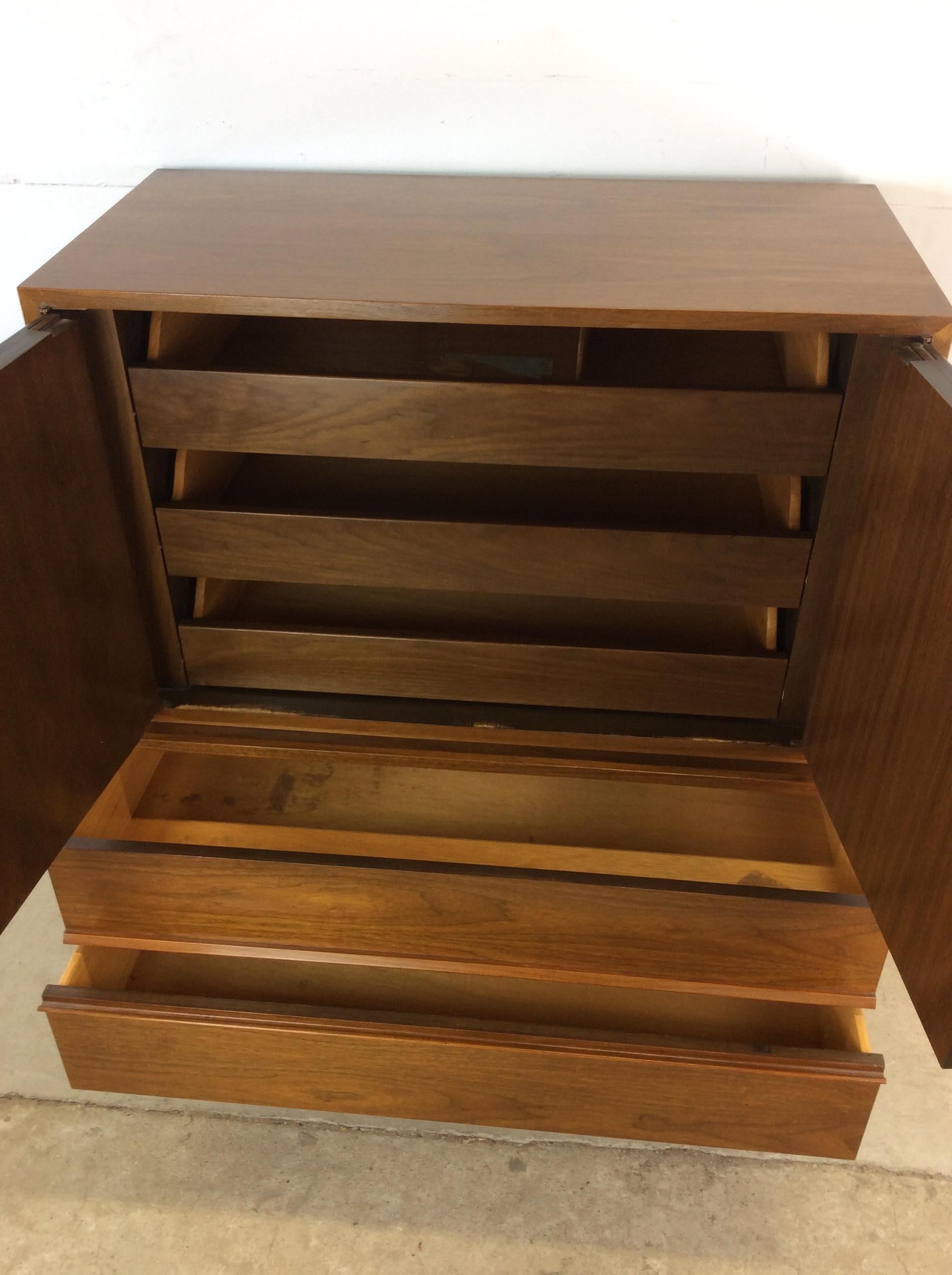 Mid Century Modern Gentleman's Chest with Five Drawers en vente 3