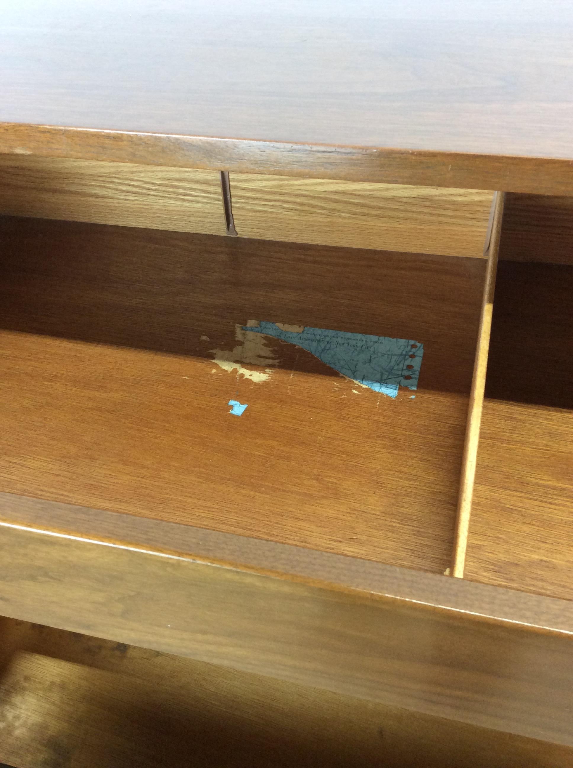 Mid Century Modern Gentleman's Chest with Five Drawers en vente 4