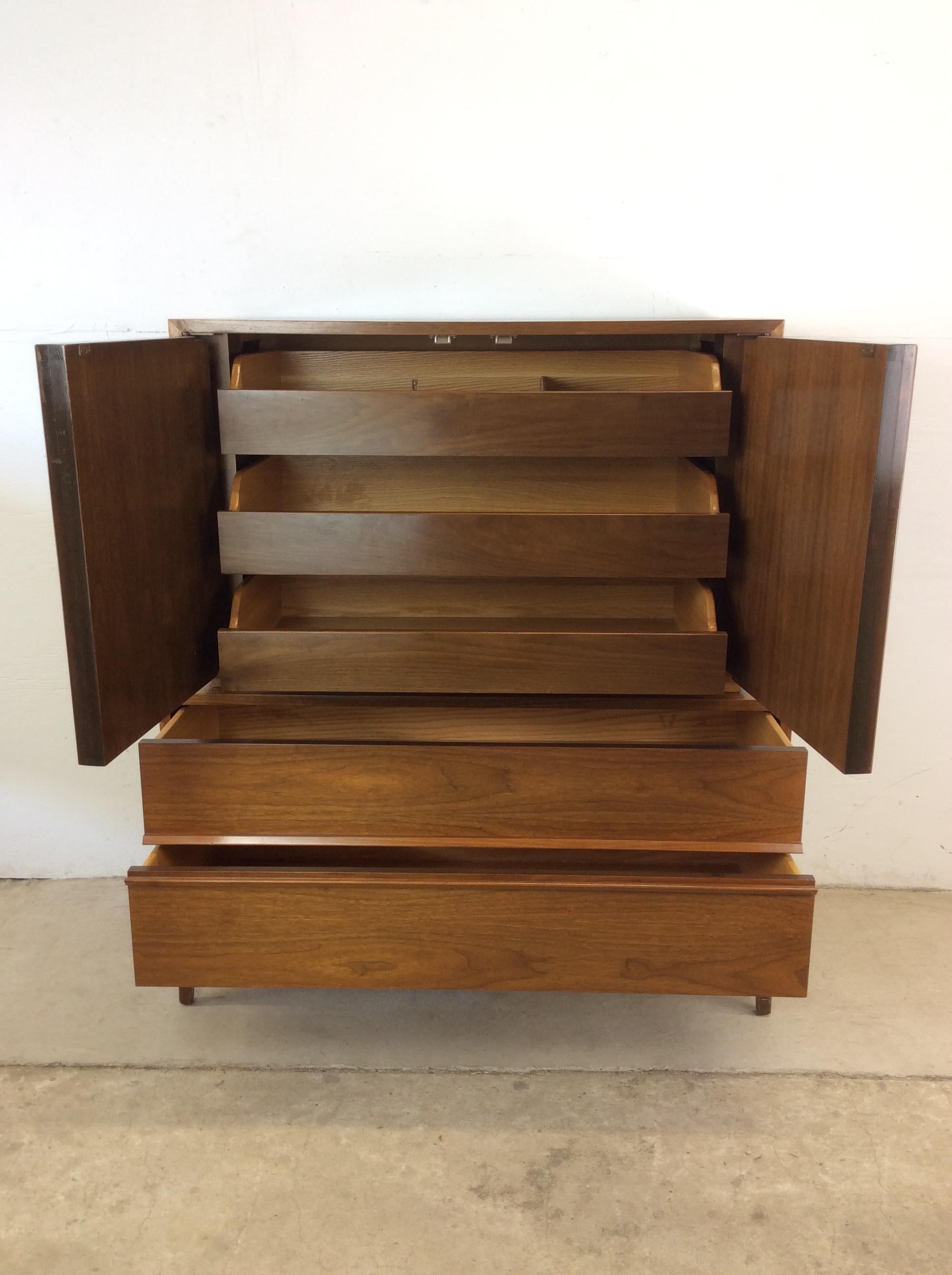 Mid Century Modern Gentleman's Chest with Five Drawers en vente 6