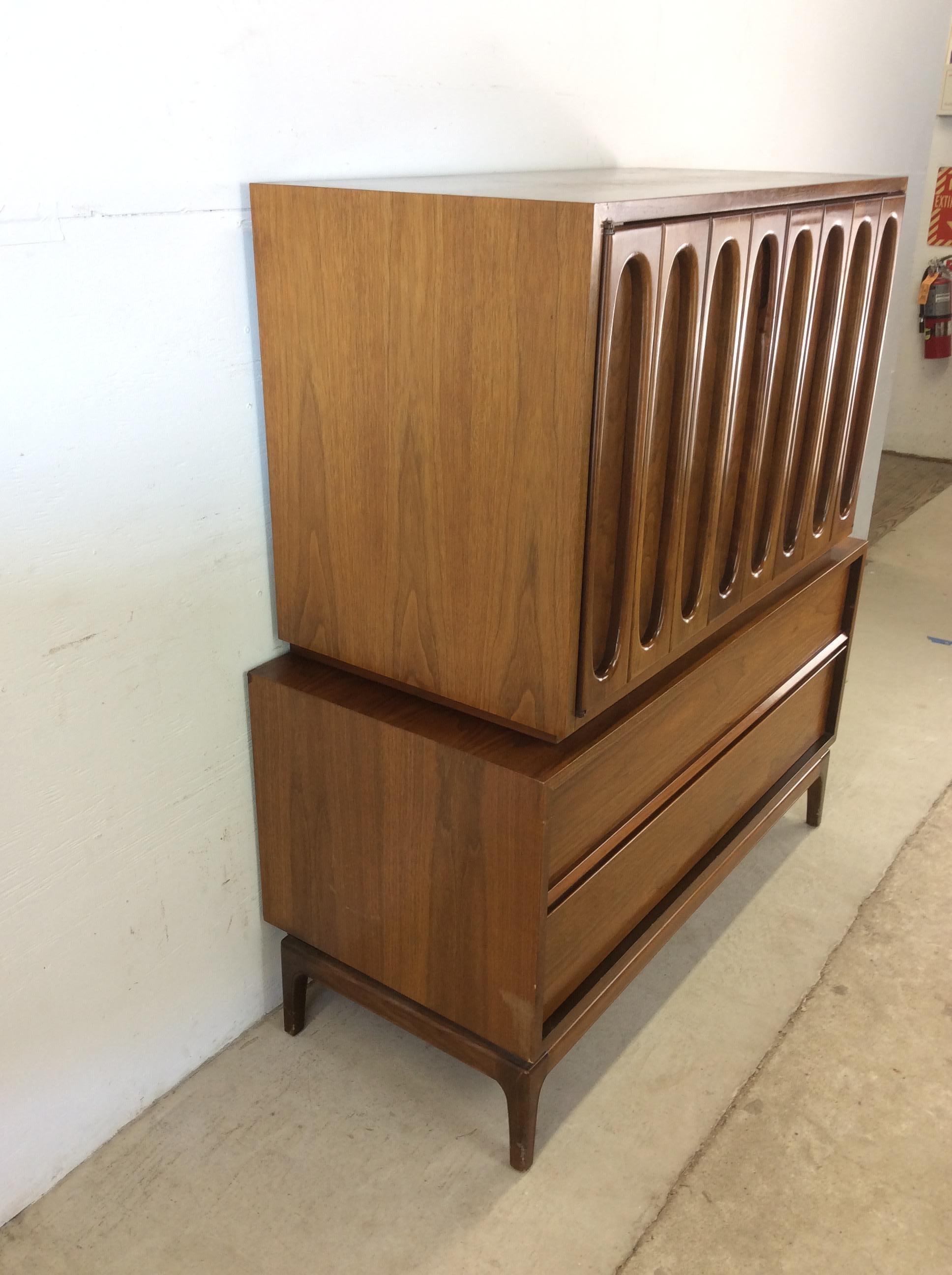 Mid Century Modern Gentleman's Chest with Five Drawers en vente 8