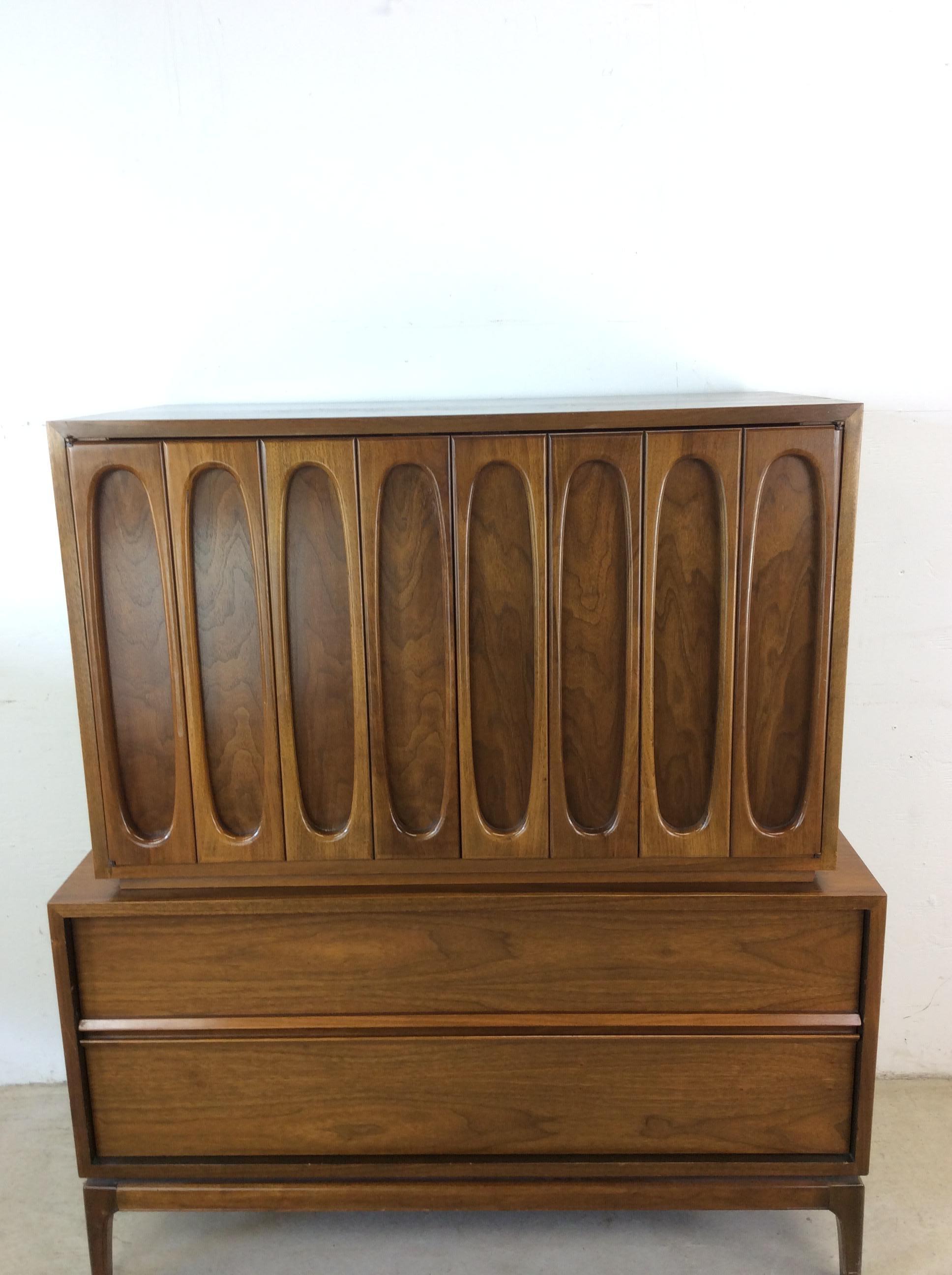 Mid-Century Modern Mid Century Modern Gentleman's Chest with Five Drawers en vente