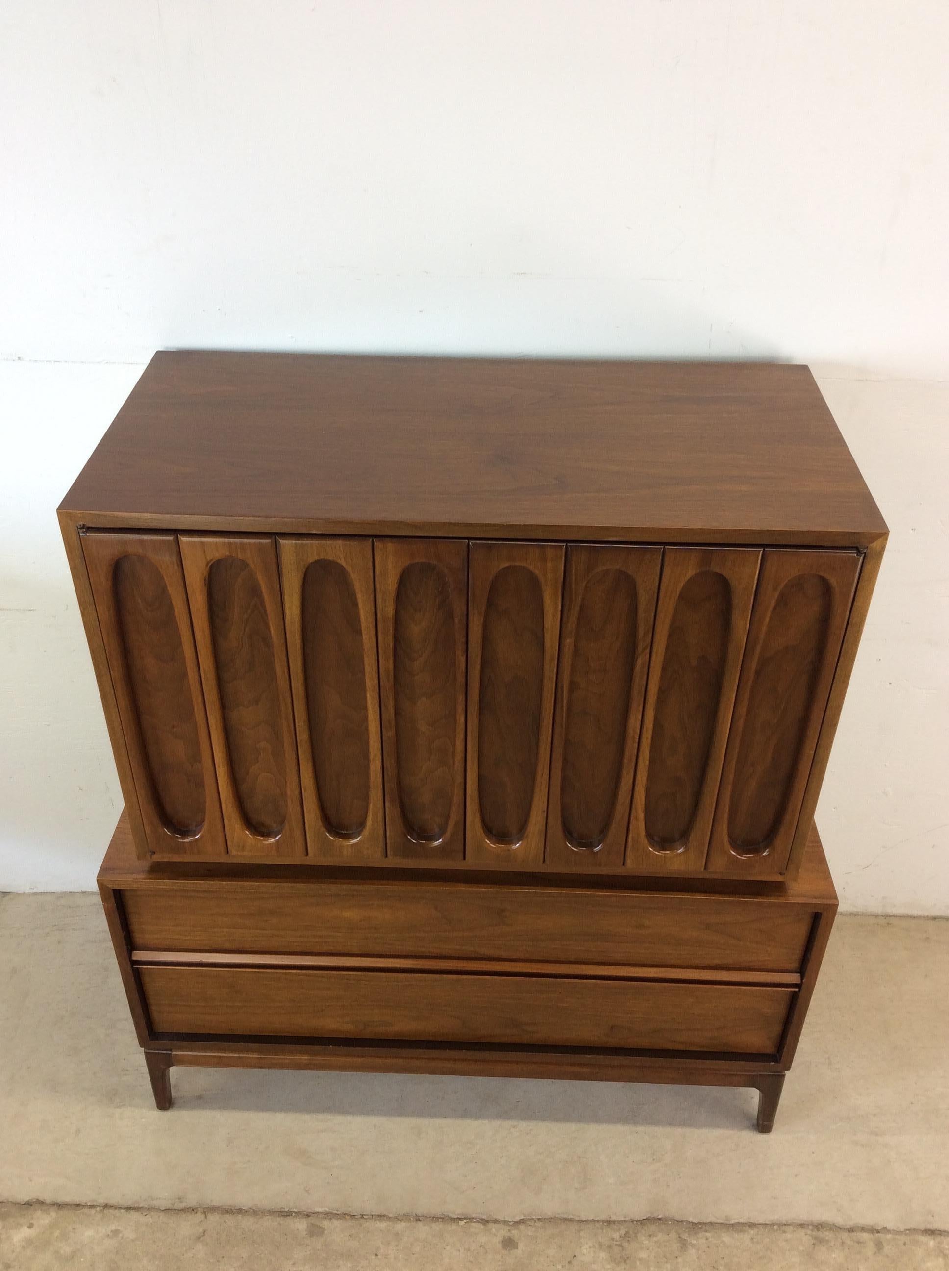 Placage Mid Century Modern Gentleman's Chest with Five Drawers en vente