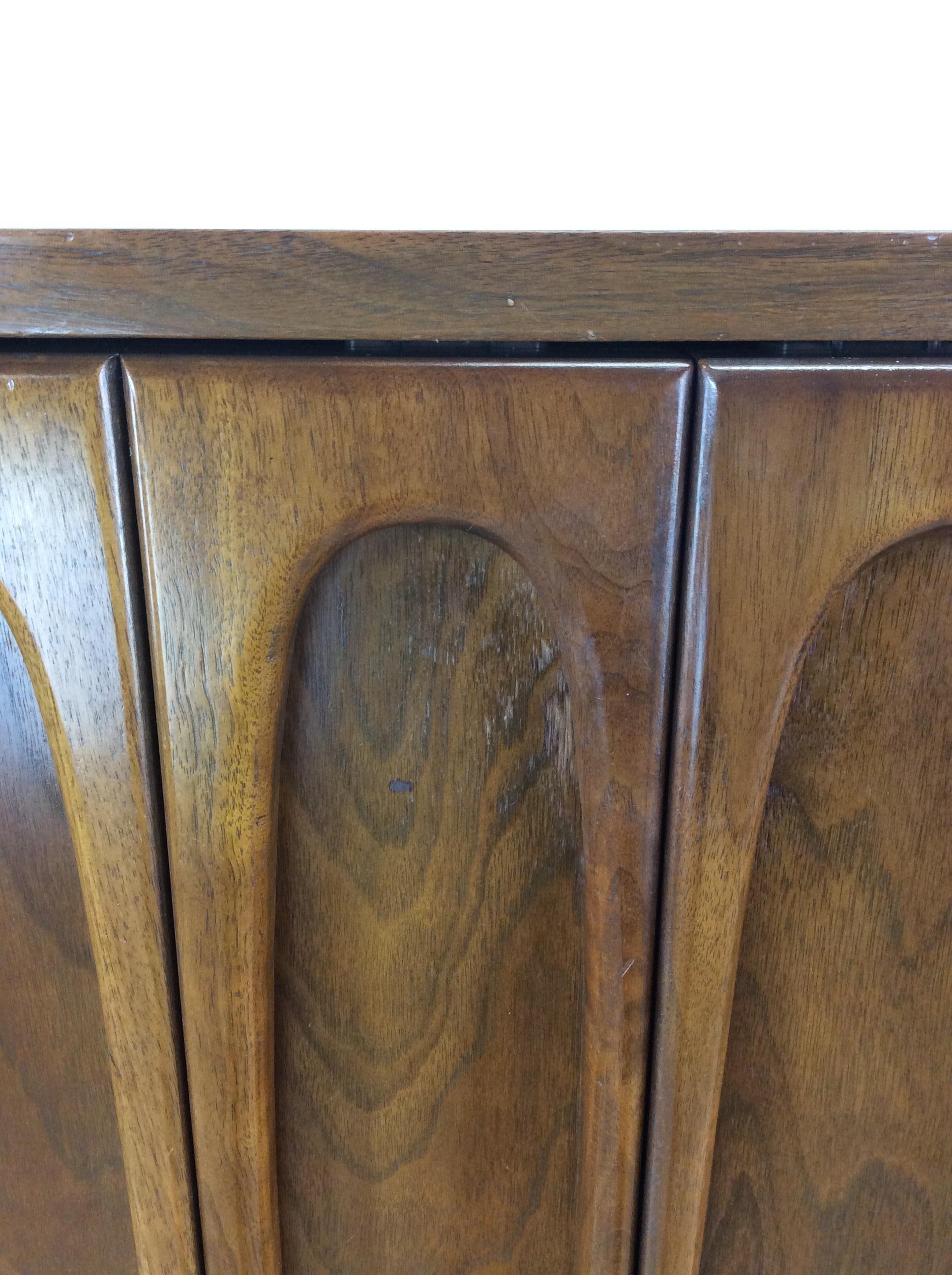 20ième siècle Mid Century Modern Gentleman's Chest with Five Drawers en vente