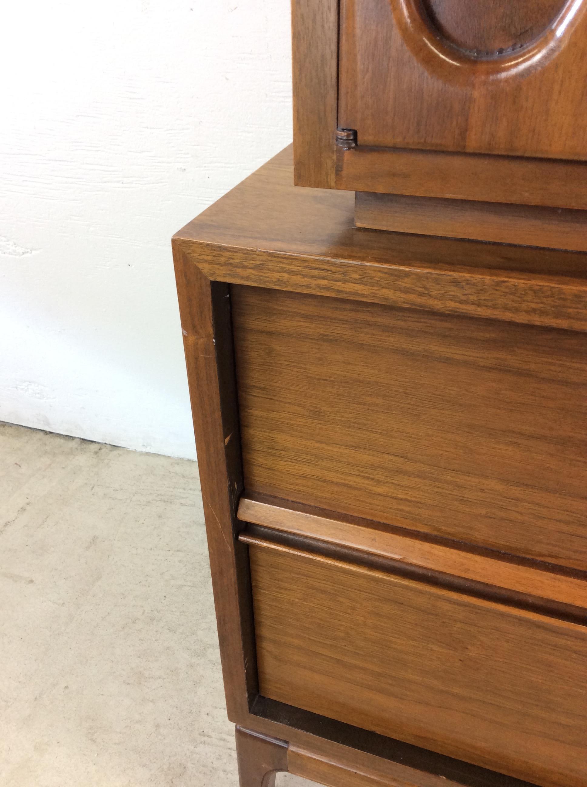 Noyer Mid Century Modern Gentleman's Chest with Five Drawers en vente