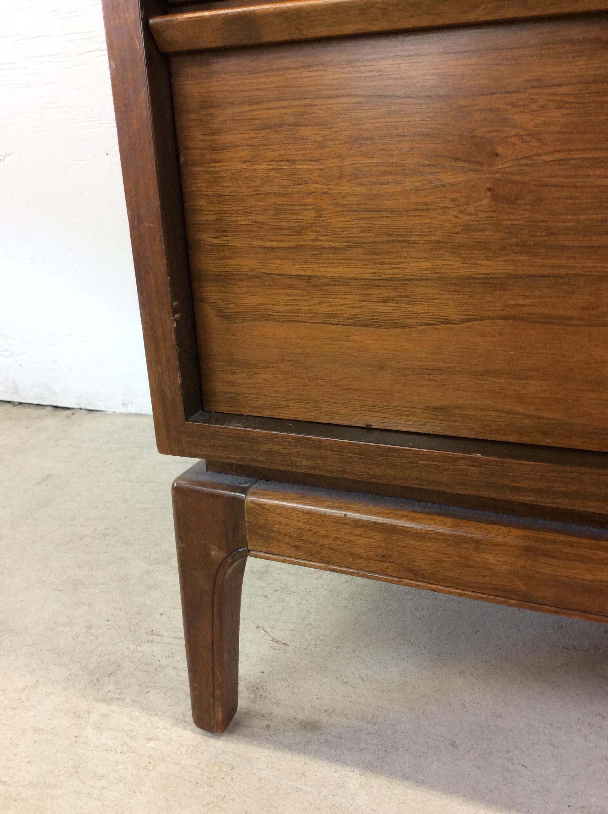 Mid Century Modern Gentleman's Chest with Five Drawers en vente 1