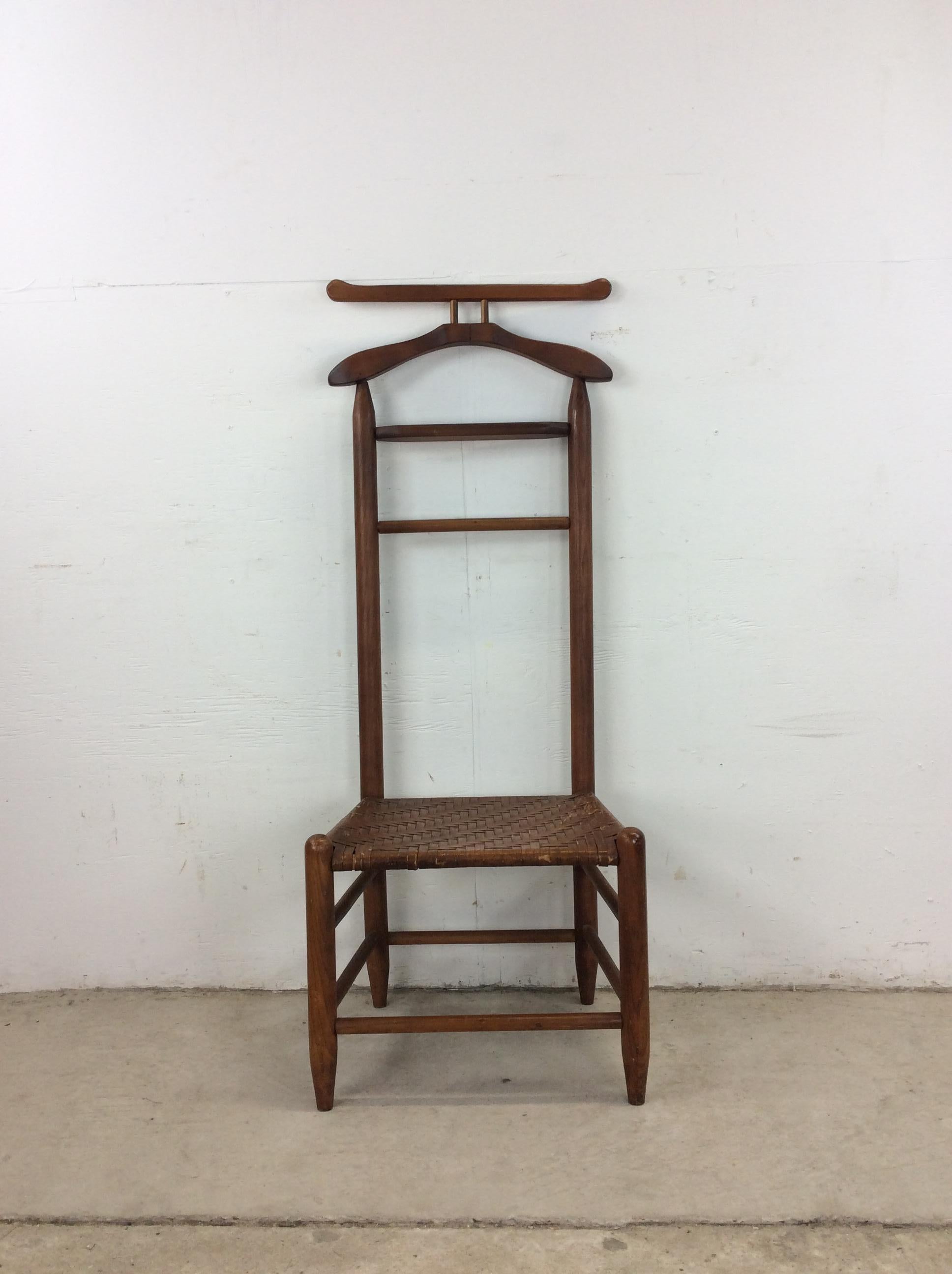 Este aparcacoches de caballero moderno de mediados de siglo presenta una construcción de madera dura, un acabado original en nogal, un diseño de respaldo de percha con bandeja para gemelos y un asiento de caña tejida. u2028u2028Altura del asiento: