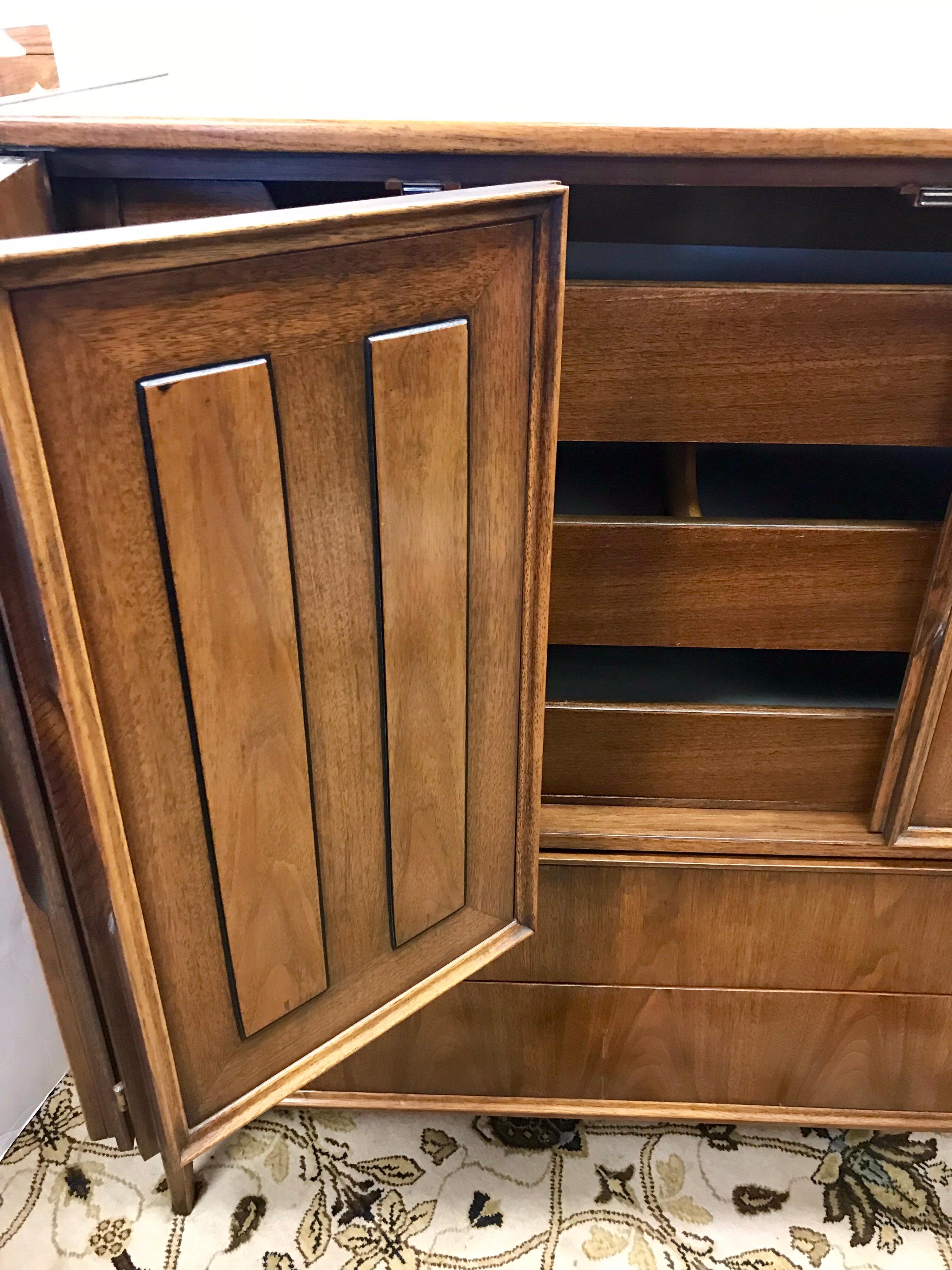 Mid-Century Modern Gentlemen’s Chest Cabinet Dresser Thomasville Wardrobe In Good Condition In West Hartford, CT