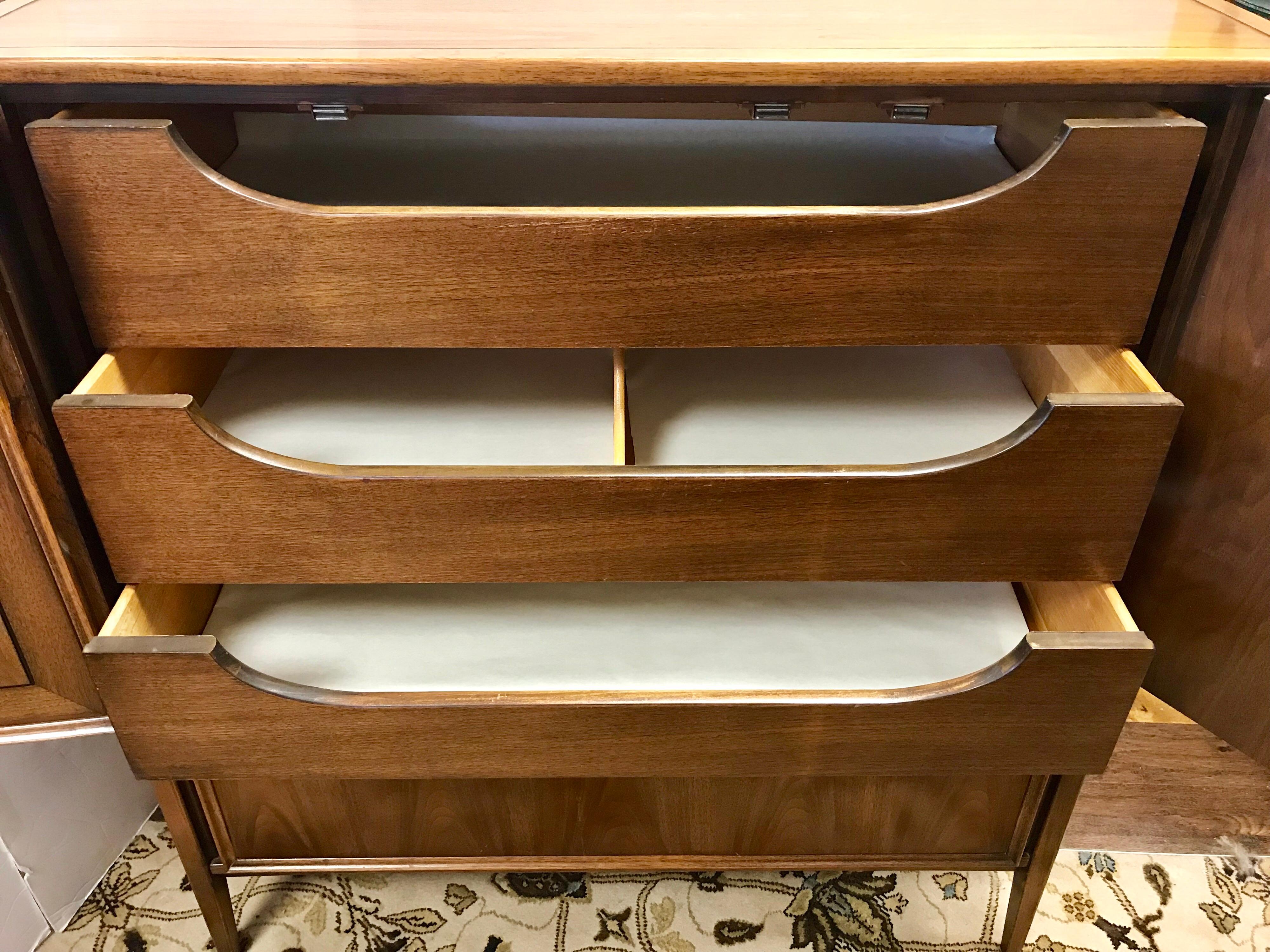 Walnut Mid-Century Modern Gentlemen’s Chest Cabinet Dresser Thomasville Wardrobe