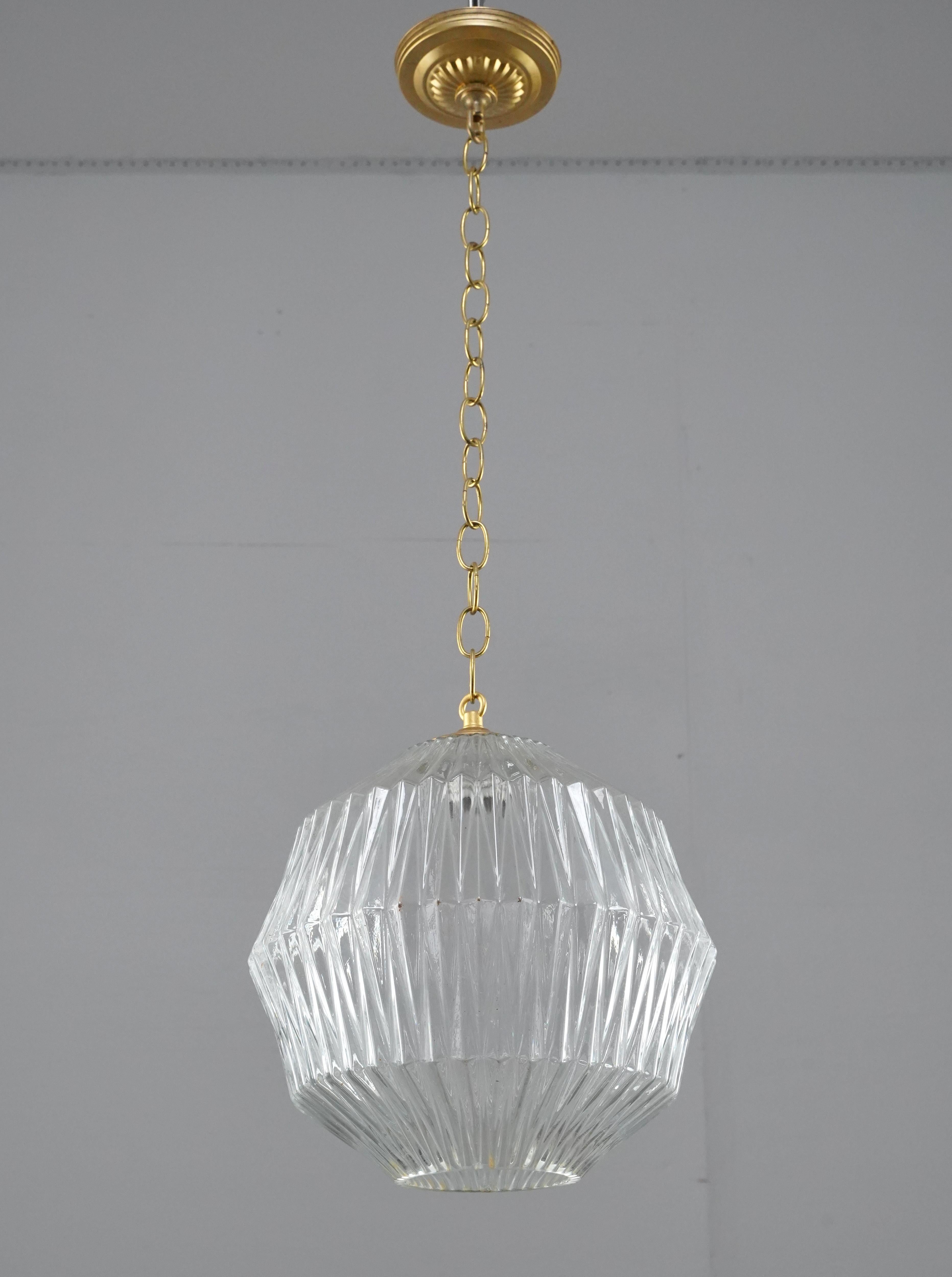 Lámpara colgante moderna de mediados de siglo con pantalla de cristal geométrico transparente fabricada en Suecia y enganche de cadena de acero cepillado. Requiere una bombilla estándar Edison de casquillo mediano. Limpiado y restaurado. Buen