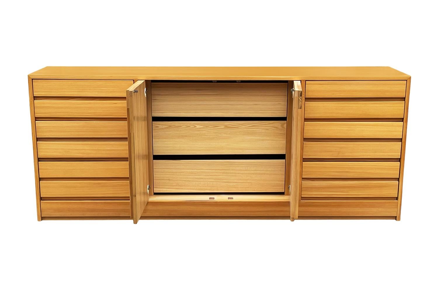 Mid-Century Modern Geometric Front 9 Drawer Dresser or Credenza in Blonde Wood In Good Condition In Philadelphia, PA