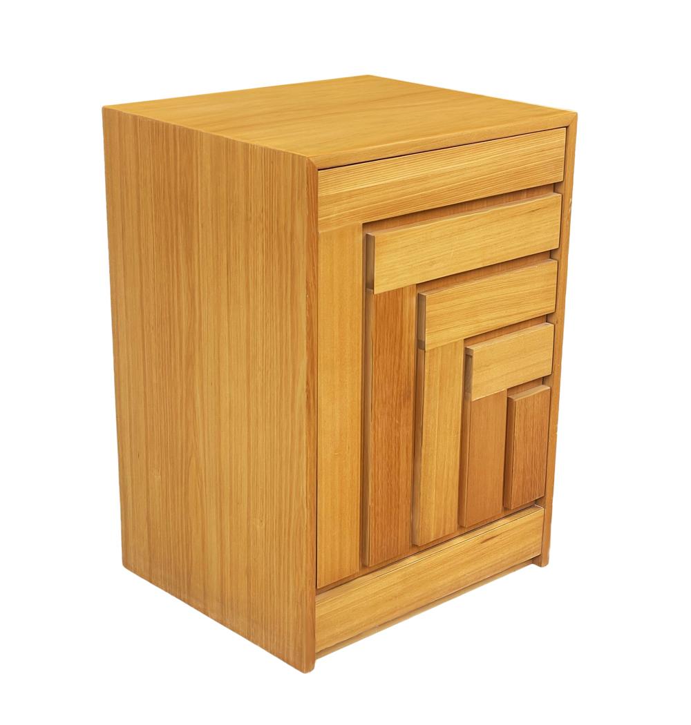 Ein schlichter, auffällig gestalteter Schrank, der in jeder Raumsituation eingesetzt werden kann. Er ist aus Eichen- und Ahornholz gefertigt und bietet viel Stauraum.