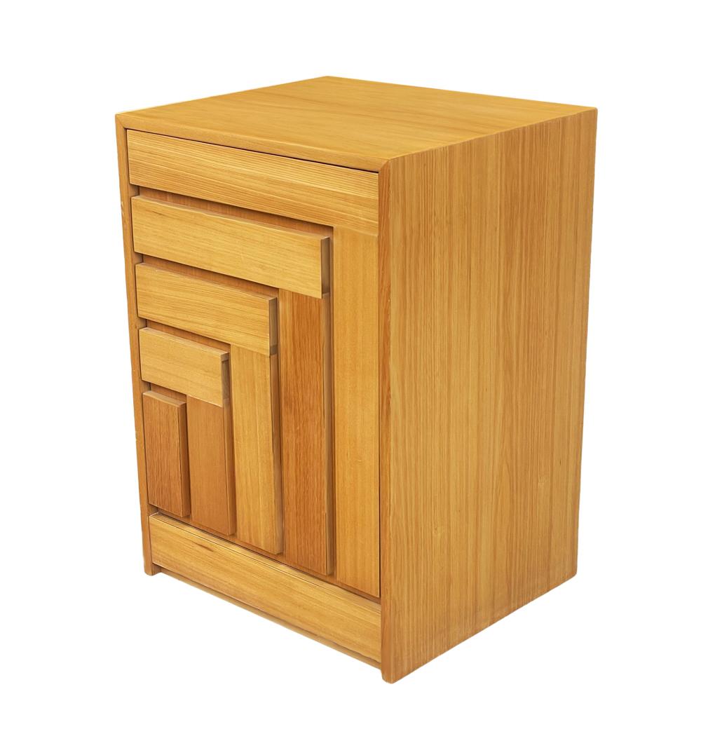 Mid-Century Modern Geometric Front Cabinet oder Night Stand in Blonde Wood (amerikanisch) im Angebot