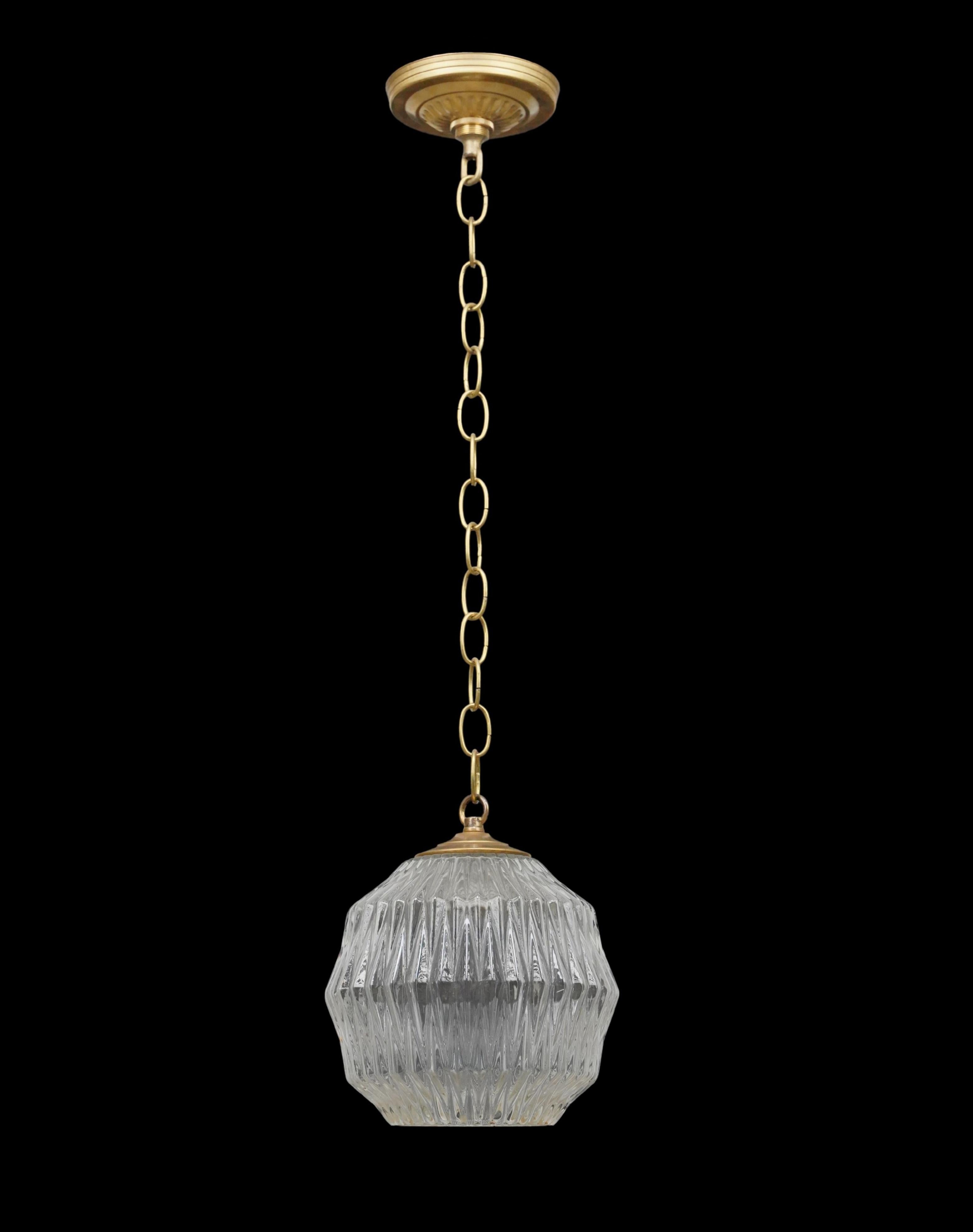 Lampe suspendue de style Mid-Century Modern avec un abat-jour en verre géométrique transparent provenant de Suède et une chaîne en acier en laiton brossé. Cette lampe nécessite une ampoule standard à culot moyen de type Edison. Nettoyé et restauré.