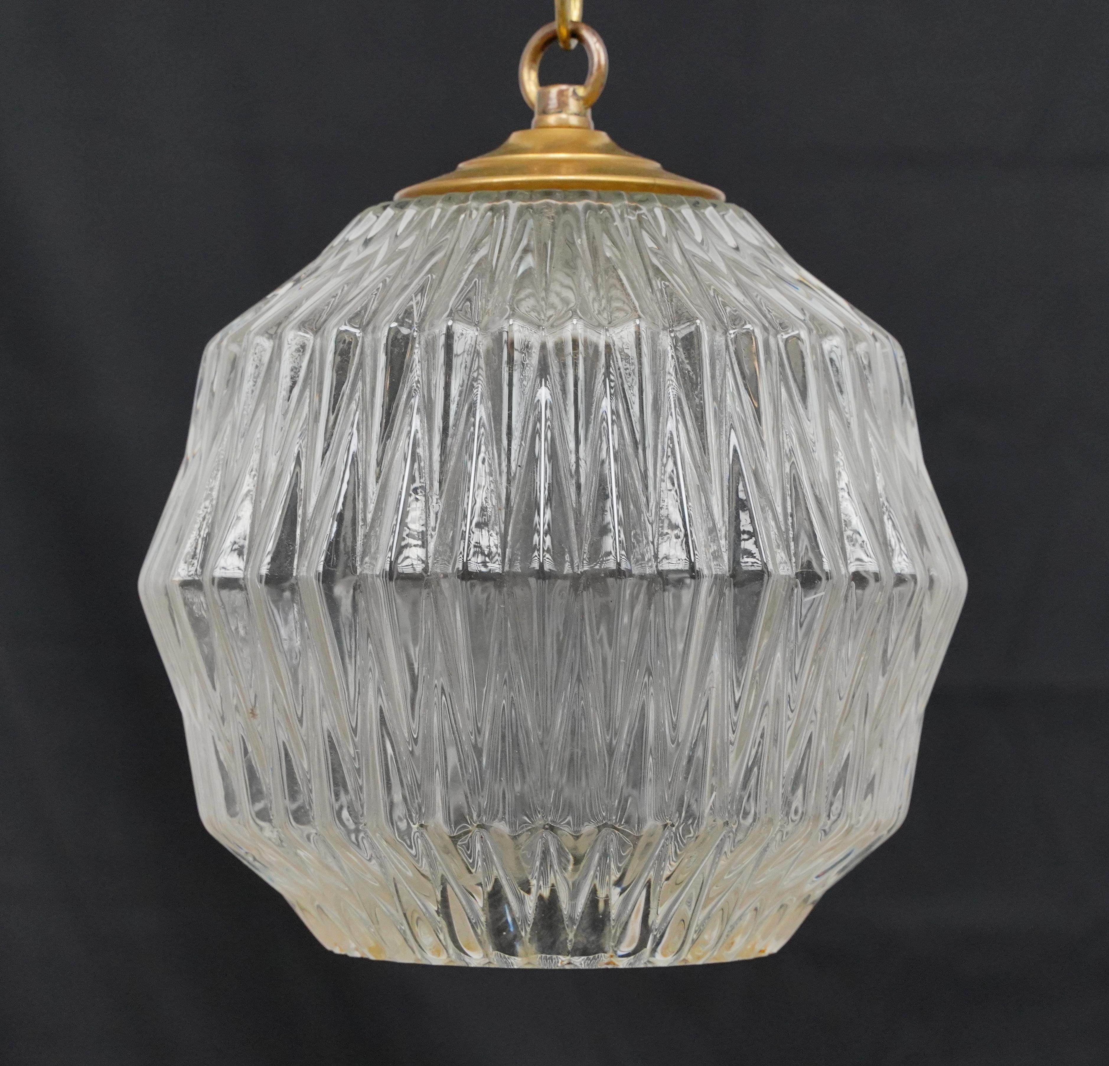 Suédois Lampe pendante géométrique en verre et laiton du milieu du siècle dernier en vente