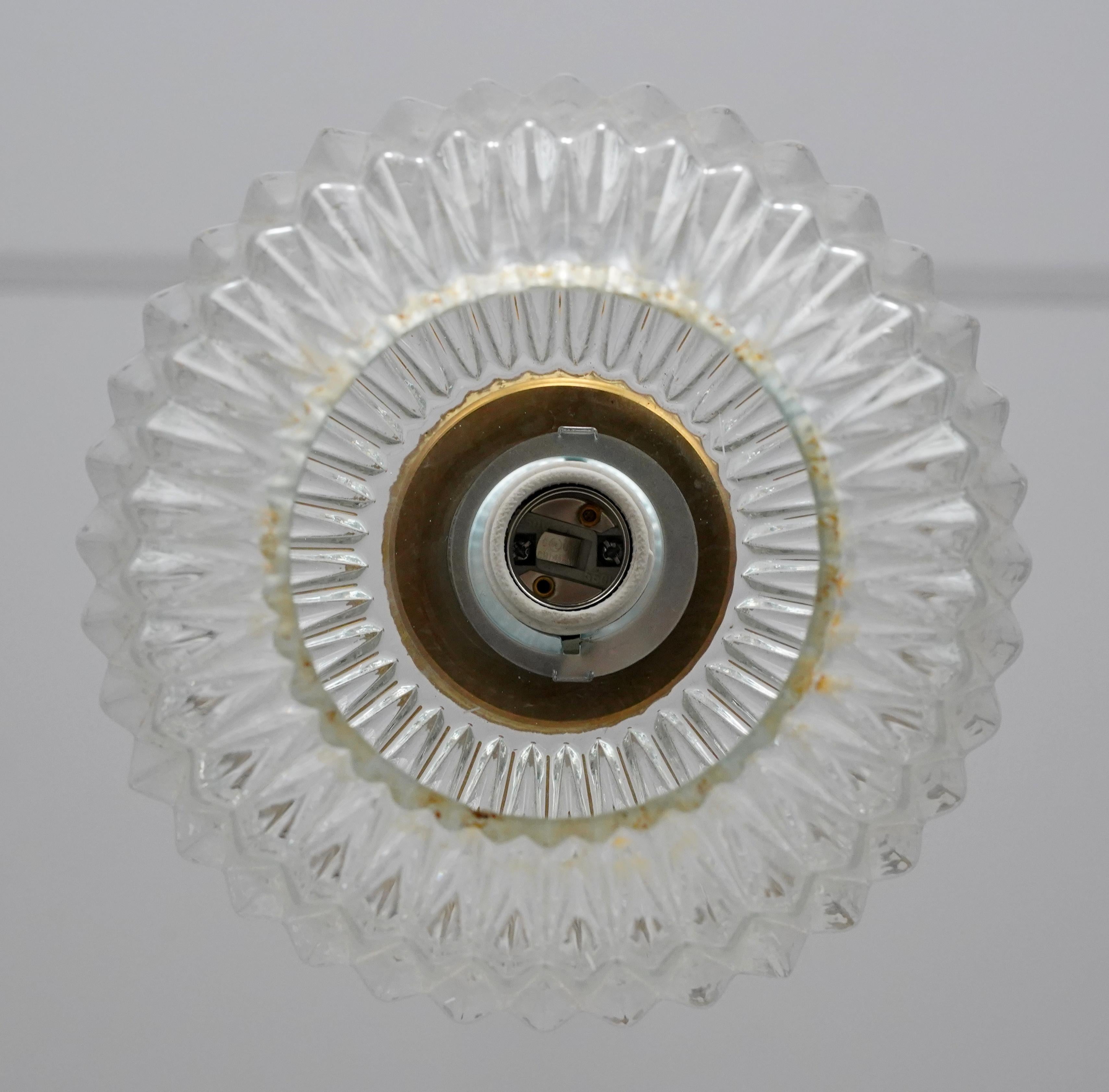Acier Lampe pendante géométrique en verre et laiton du milieu du siècle dernier en vente