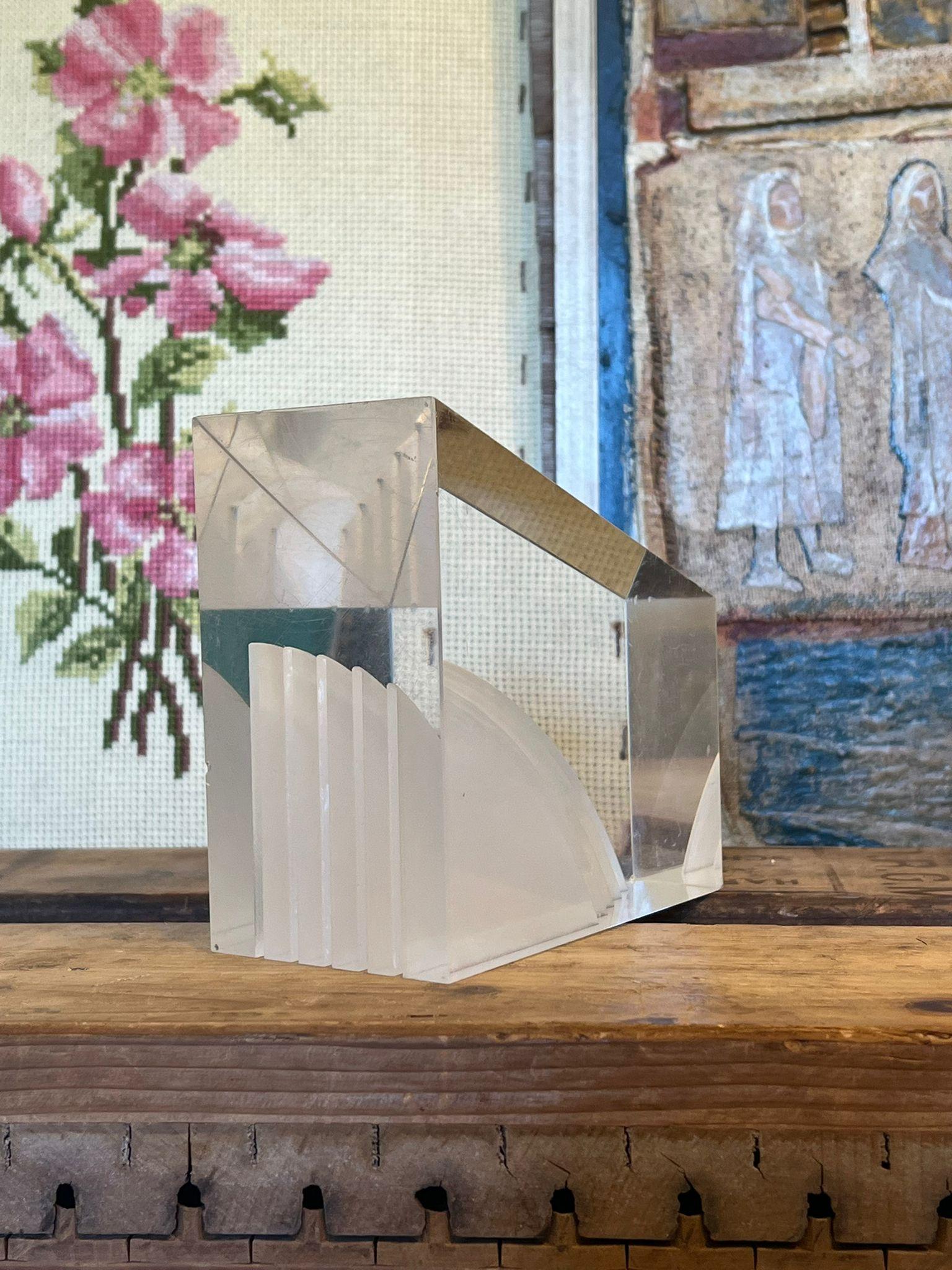 Fermalibro singolo MCM in stile geometrico e materiale lucite. Scheggiature e piccoli difetti tipici di un pezzo d'epoca. Vintage Condit come da foto. L'inserzione si riferisce solo all'articolo descritto. Box H8

Dimensioni. 5 