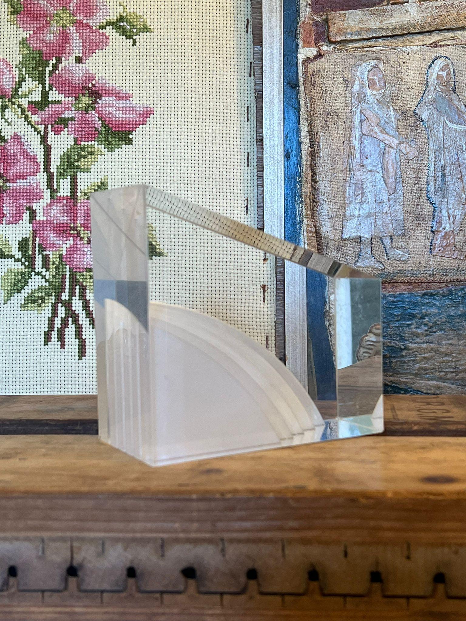 Fermalibri geometrico in lucite del Mid Century Modern In condizioni buone in vendita a Seattle, WA