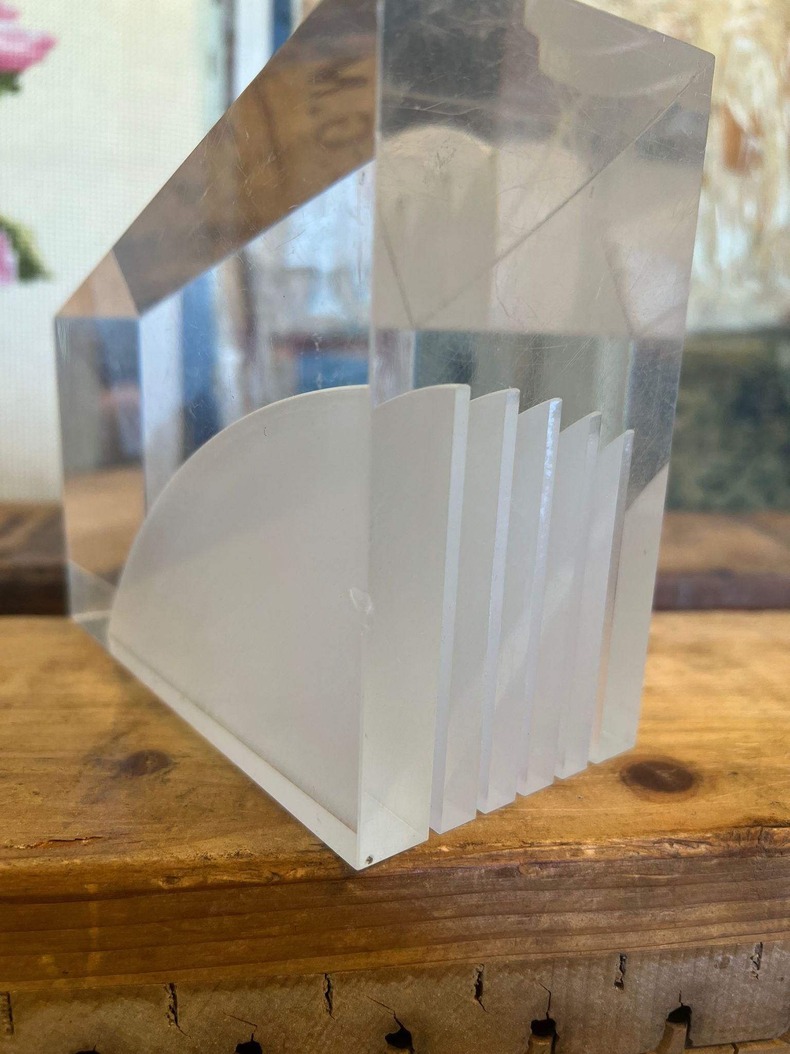 Fine XX secolo Fermalibri geometrico in lucite del Mid Century Modern in vendita