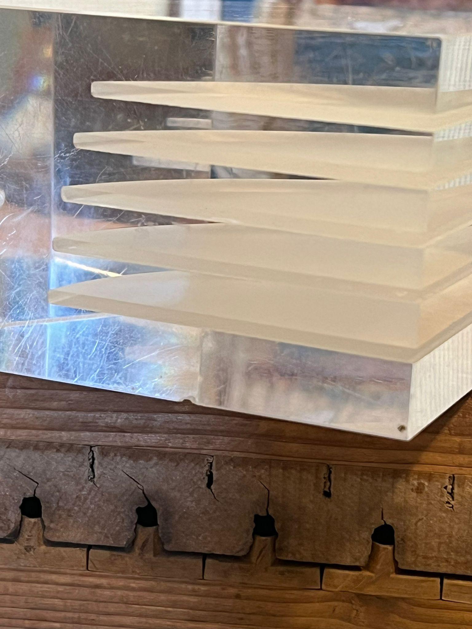 Fermalibri geometrico in lucite del Mid Century Modern in vendita 1