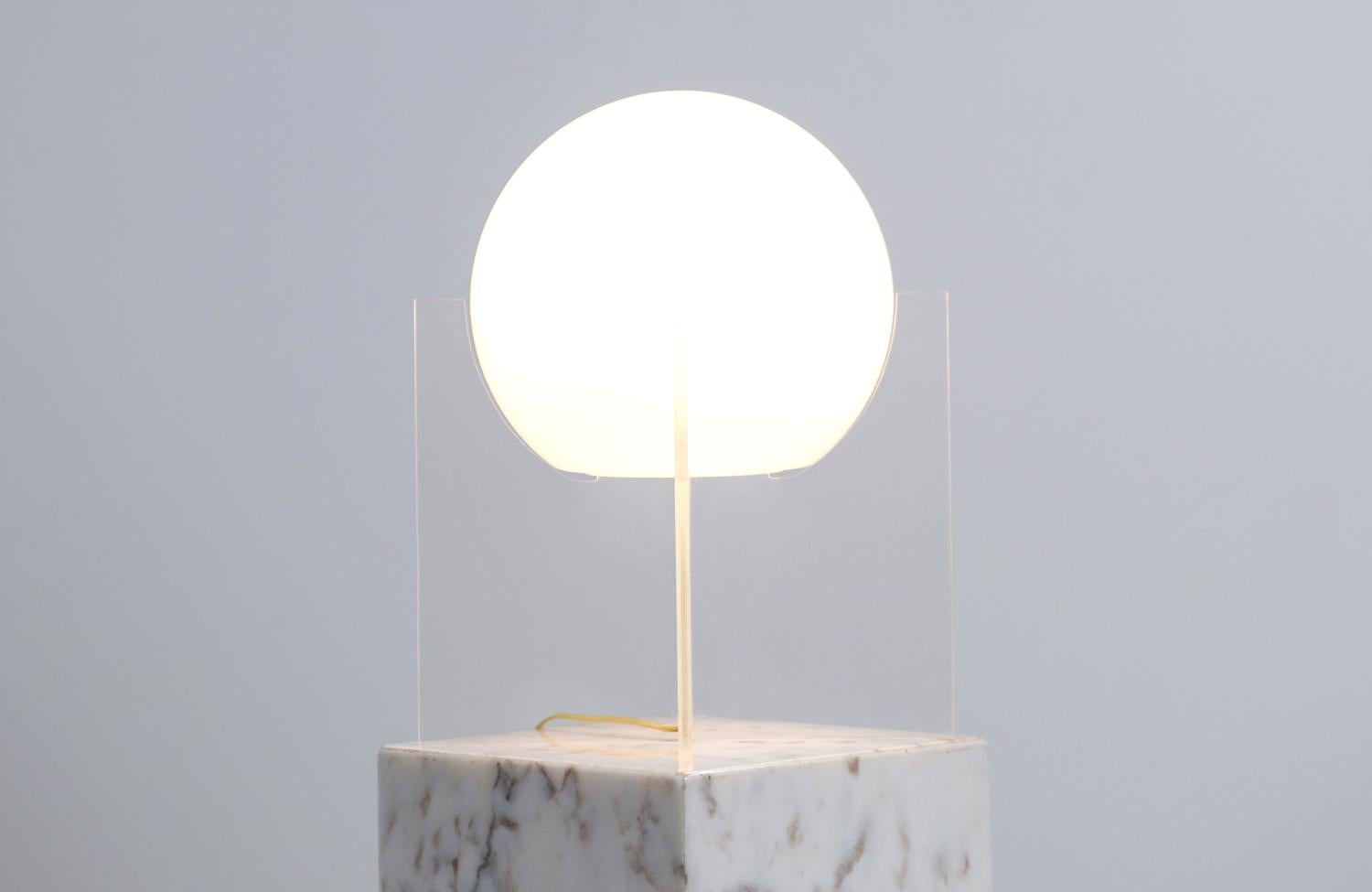 Mid-20th Century Mid-Century Modern Geometric Lucite & Globe Table Lamp For Sale