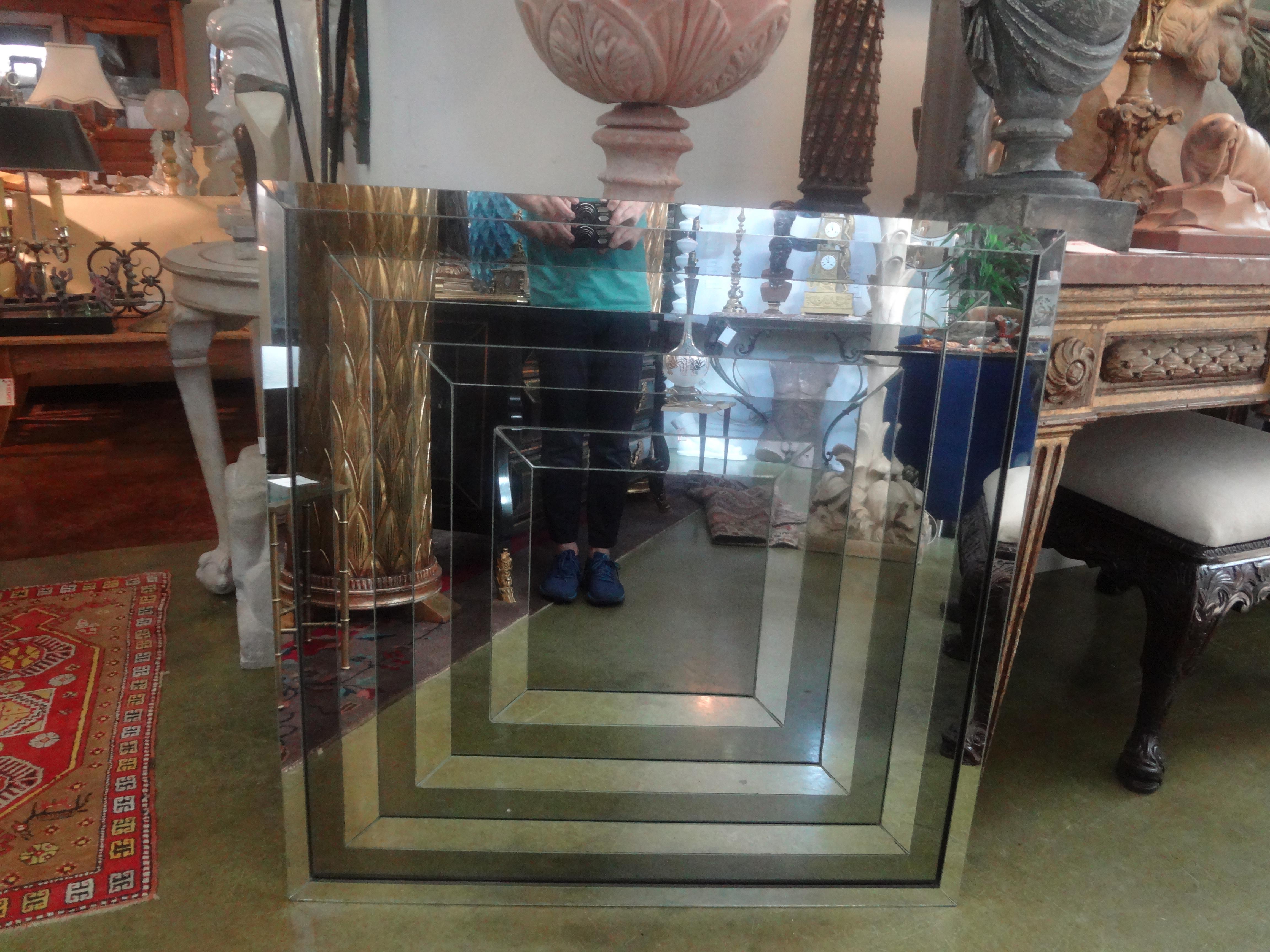 Mid Century Modern Geometrischer Spiegel.
Dieser atemberaubende quadratische Vintage-Spiegel hat ein unendliches Design mit abwechselnd silbernen und bronzenen Spiegelflächen. Tolles Design/One!